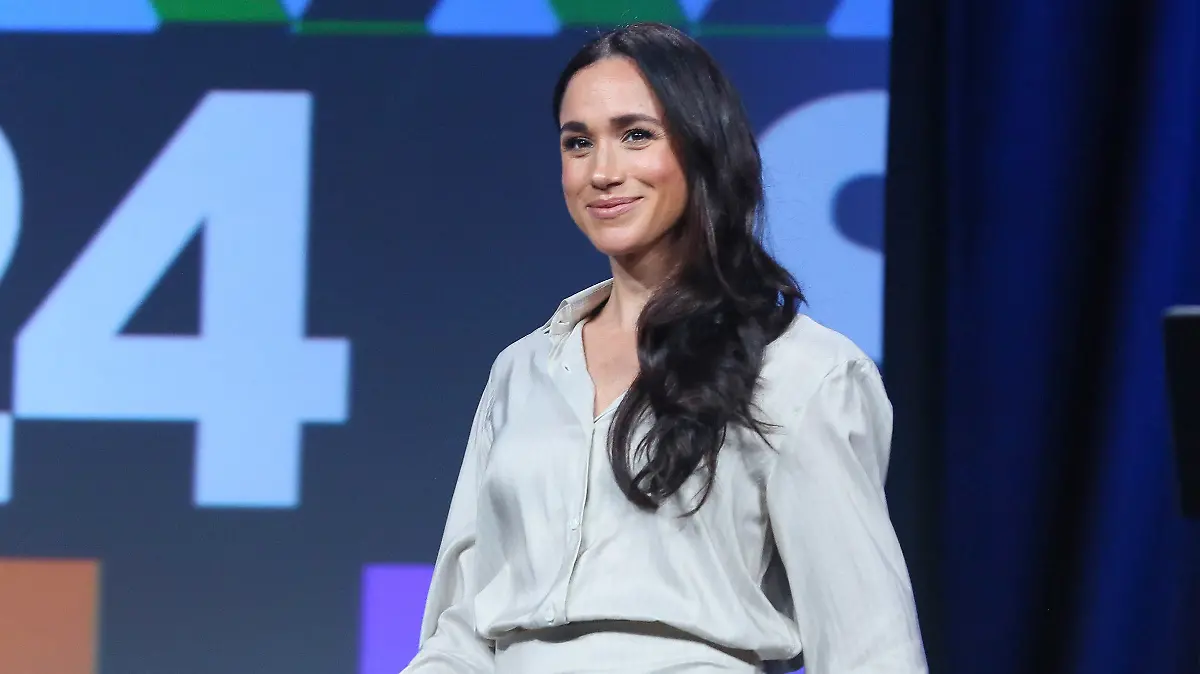 08.03.2024, USA, Austin: Meghan, die Herzogin von Sussex, betritt die Bühne für die Keynote "Breaking Barriers, Shaping Narratives: How Women Lead On and Off the Screen" am ersten Tag der South by Southwest Conference (SXSW). Foto: Jack Plunkett/Invision via AP/dpa +++ dpa-Bildfunk +++