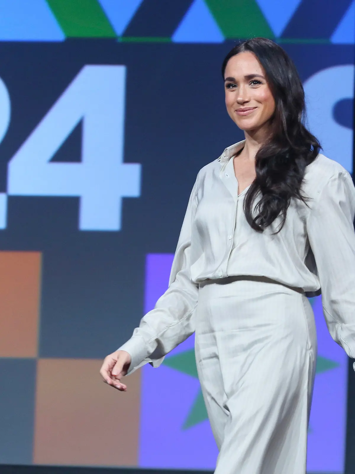 08.03.2024, USA, Austin: Meghan, die Herzogin von Sussex, betritt die Bühne für die Keynote "Breaking Barriers, Shaping Narratives: How Women Lead On and Off the Screen" am ersten Tag der South by Southwest Conference (SXSW). Foto: Jack Plunkett/Invision via AP/dpa +++ dpa-Bildfunk +++