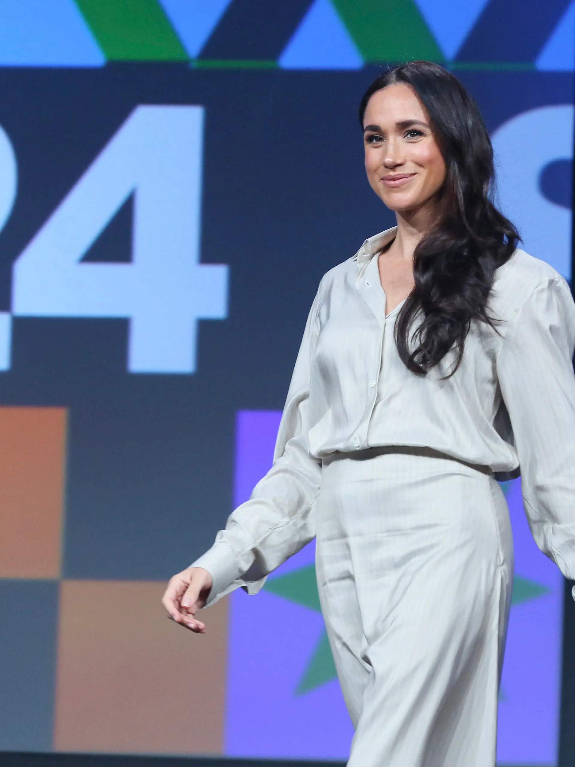 08.03.2024, USA, Austin: Meghan, die Herzogin von Sussex, betritt die Bühne für die Keynote "Breaking Barriers, Shaping Narratives: How Women Lead On and Off the Screen" am ersten Tag der South by Southwest Conference (SXSW). Foto: Jack Plunkett/Invision via AP/dpa +++ dpa-Bildfunk +++