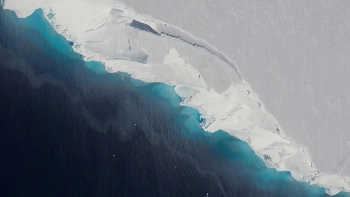 13.12.2018, ---, Westantarktis: Der Thwaites-Gletscher, undatierte Aufnahme, die aus der Luft gemacht wurde. n Rekordgeschwindigkeit wächst unter dem Gletscher in der Antarktis ein riesiger Hohlraum. Er sei zehn Kilometer lang und vier Kilometer breit und damit so groß wie zwei Drittel der Fläche von Manhattan, schreiben Forscher des Jet Propulsion Laboratory (JPL) der US-Raumfahrtbehörde Nasa im Fachmagazin «Science Advances». (Zu dpa «Forscher entdecken riesigen Hohlraum unter Antarktis-Gletscher») Foto: Jeremy Harbeck/NASA/OIB//dpa - ACHTUNG: Nur zur redaktionellen Verwendung und nur mit vollständiger Nennung des vorstehenden Credits +++ dpa-Bildfunk +++