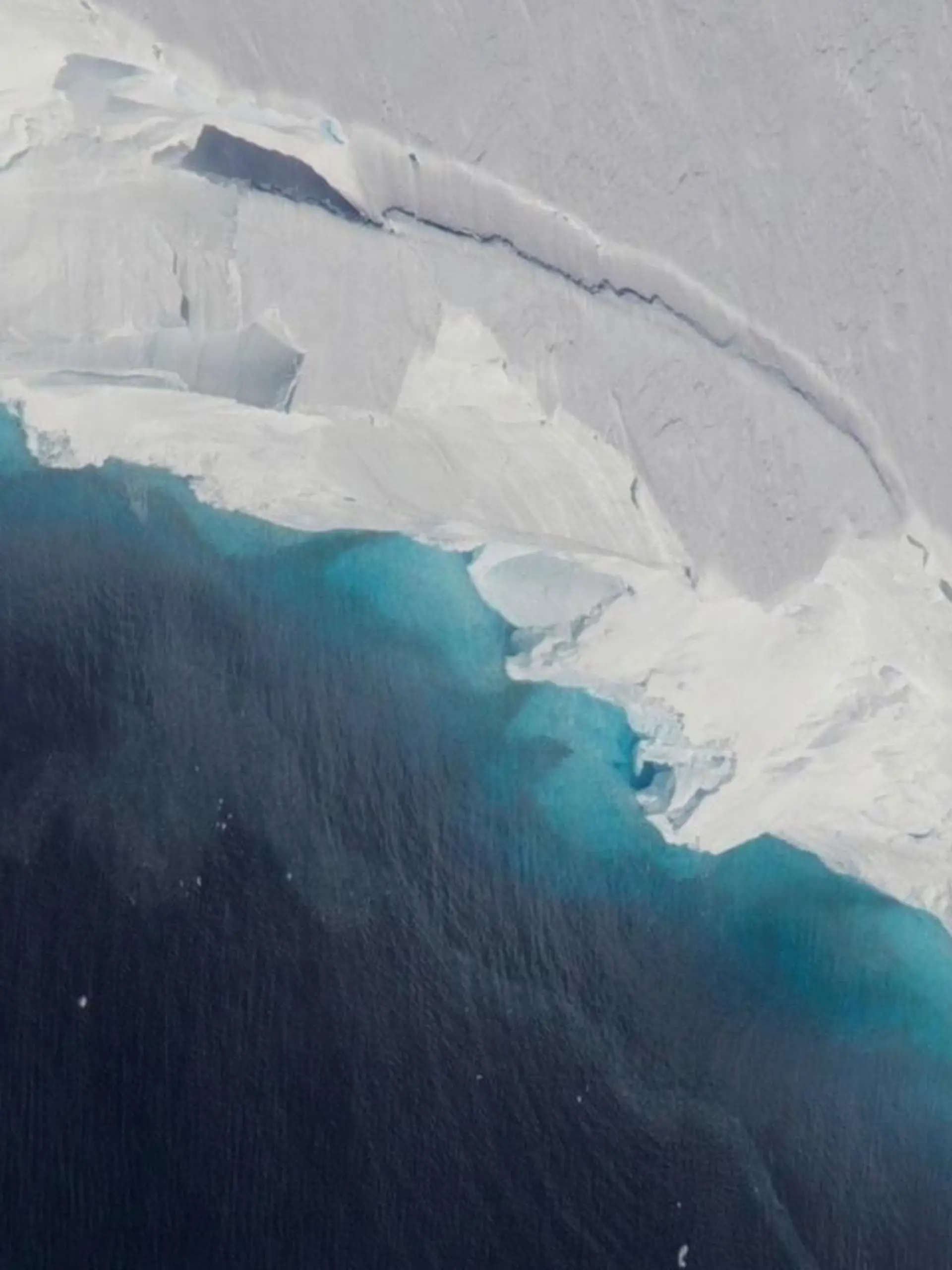 13.12.2018, ---, Westantarktis: Der Thwaites-Gletscher, undatierte Aufnahme, die aus der Luft gemacht wurde. n Rekordgeschwindigkeit wächst unter dem Gletscher in der Antarktis ein riesiger Hohlraum. Er sei zehn Kilometer lang und vier Kilometer breit und damit so groß wie zwei Drittel der Fläche von Manhattan, schreiben Forscher des Jet Propulsion Laboratory (JPL) der US-Raumfahrtbehörde Nasa im Fachmagazin «Science Advances». (Zu dpa «Forscher entdecken riesigen Hohlraum unter Antarktis-Gletscher») Foto: Jeremy Harbeck/NASA/OIB//dpa - ACHTUNG: Nur zur redaktionellen Verwendung und nur mit vollständiger Nennung des vorstehenden Credits +++ dpa-Bildfunk +++
