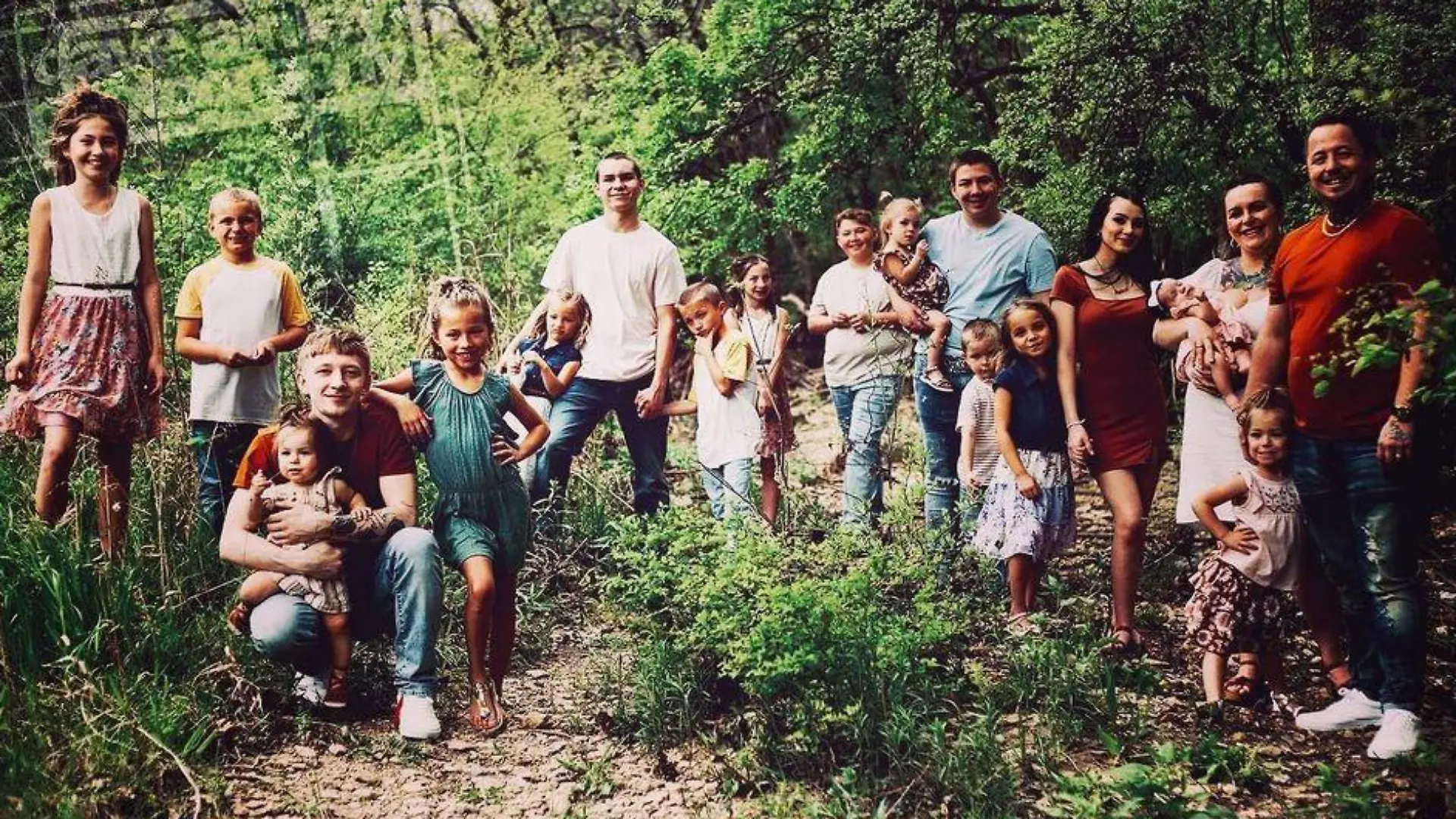 Christopher and Desiree Hart-Spegal mit ihren 18 Kindern