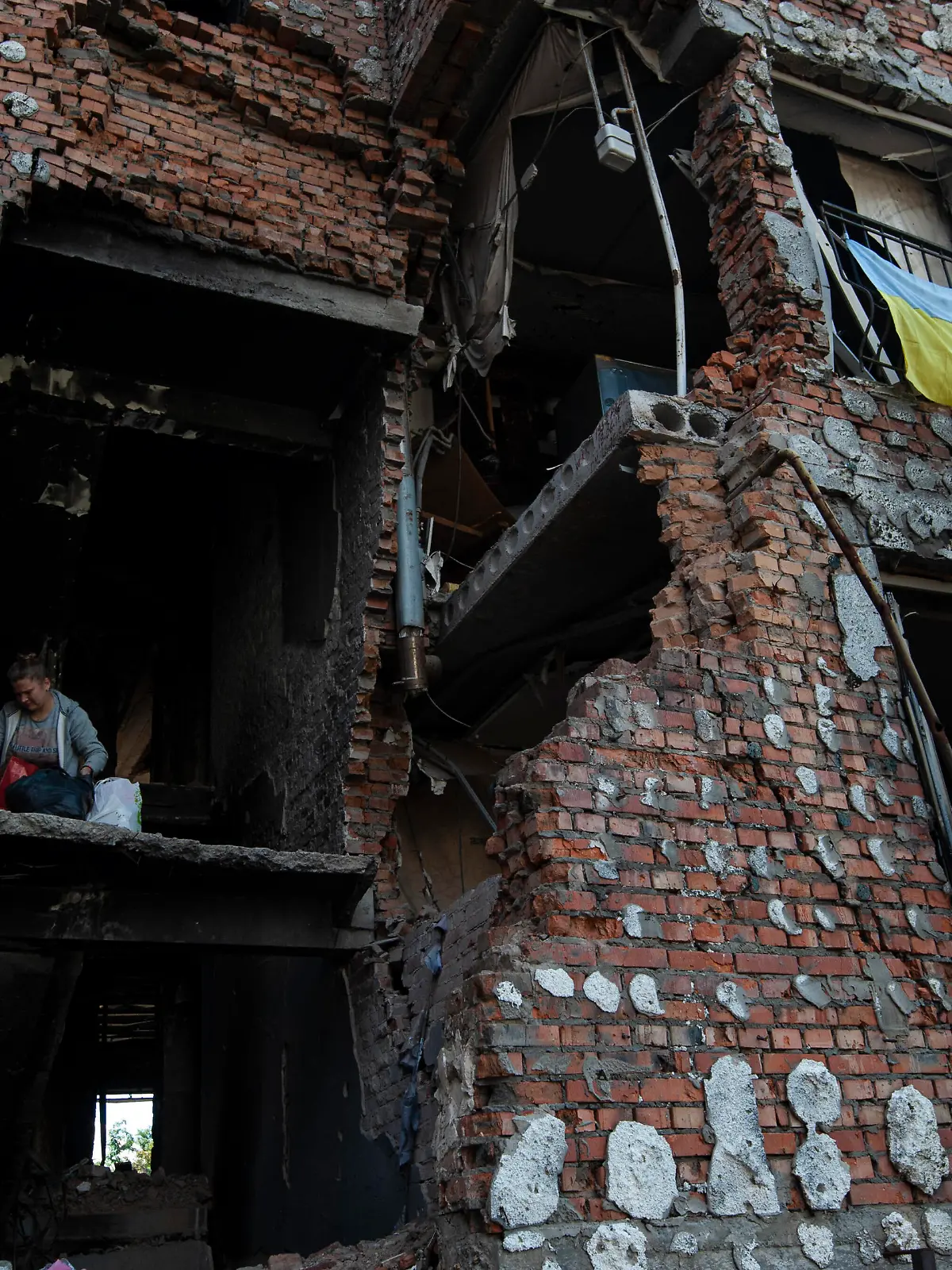 Ukraine-Konflikt, Eindrücke aus Irpin  September 4, 2022, Irpin, Kyiv oblast, Ukraine: August 4, Irpin, Ukraine Volunteers from Brave to rebuild organization clear the rubble and rebuild residential houses that were damaged by Russians during fighting that took place here in the opening months of the invasion. Russia invaded Ukraine of February 24th, 2022 Irpin Ukraine - ZUMAa213 20220904_zip_a213_010 Copyright: xDanyloxAntoniukx