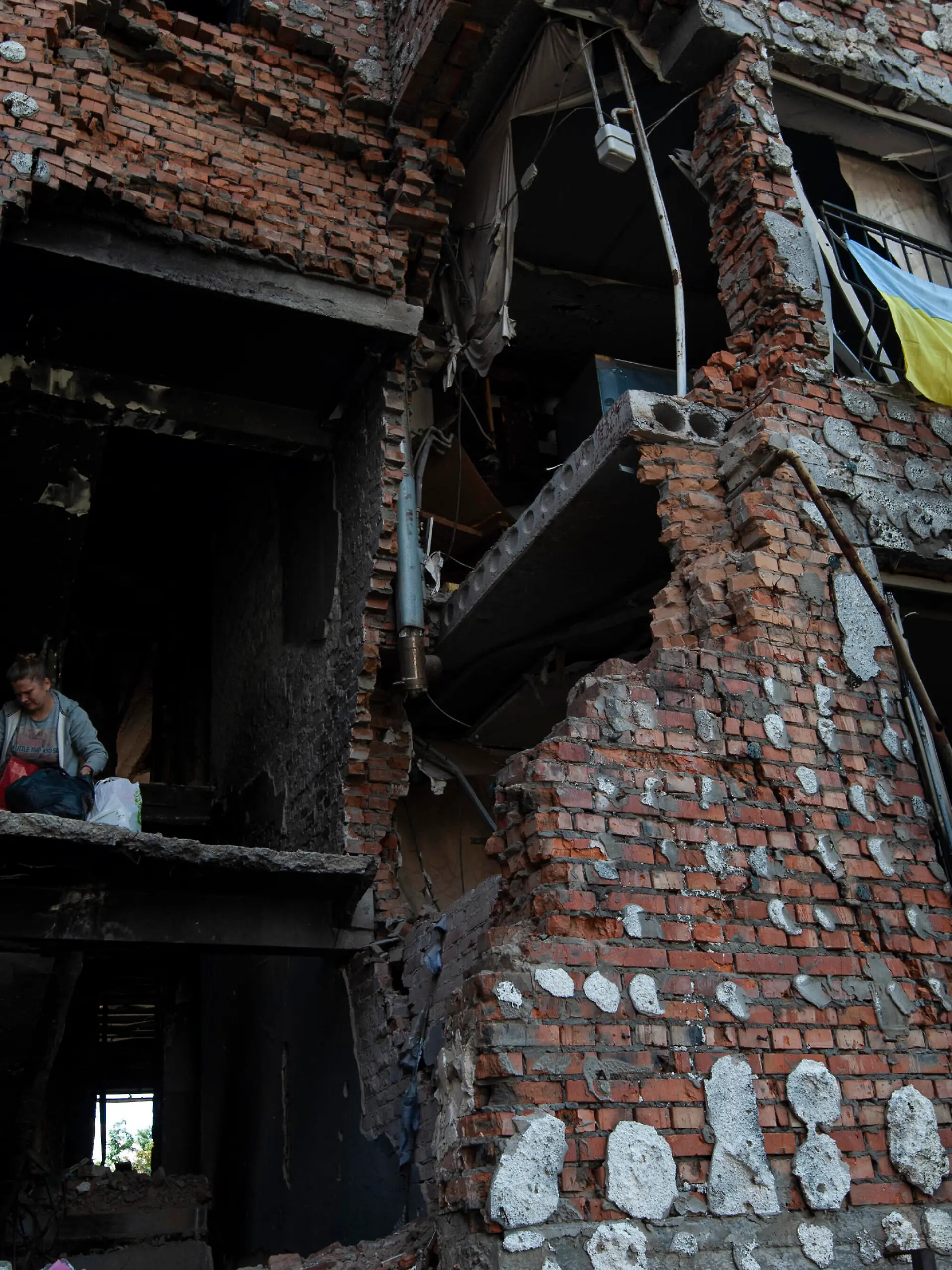Ukraine-Konflikt, Eindrücke aus Irpin  September 4, 2022, Irpin, Kyiv oblast, Ukraine: August 4, Irpin, Ukraine Volunteers from Brave to rebuild organization clear the rubble and rebuild residential houses that were damaged by Russians during fighting that took place here in the opening months of the invasion. Russia invaded Ukraine of February 24th, 2022 Irpin Ukraine - ZUMAa213 20220904_zip_a213_010 Copyright: xDanyloxAntoniukx