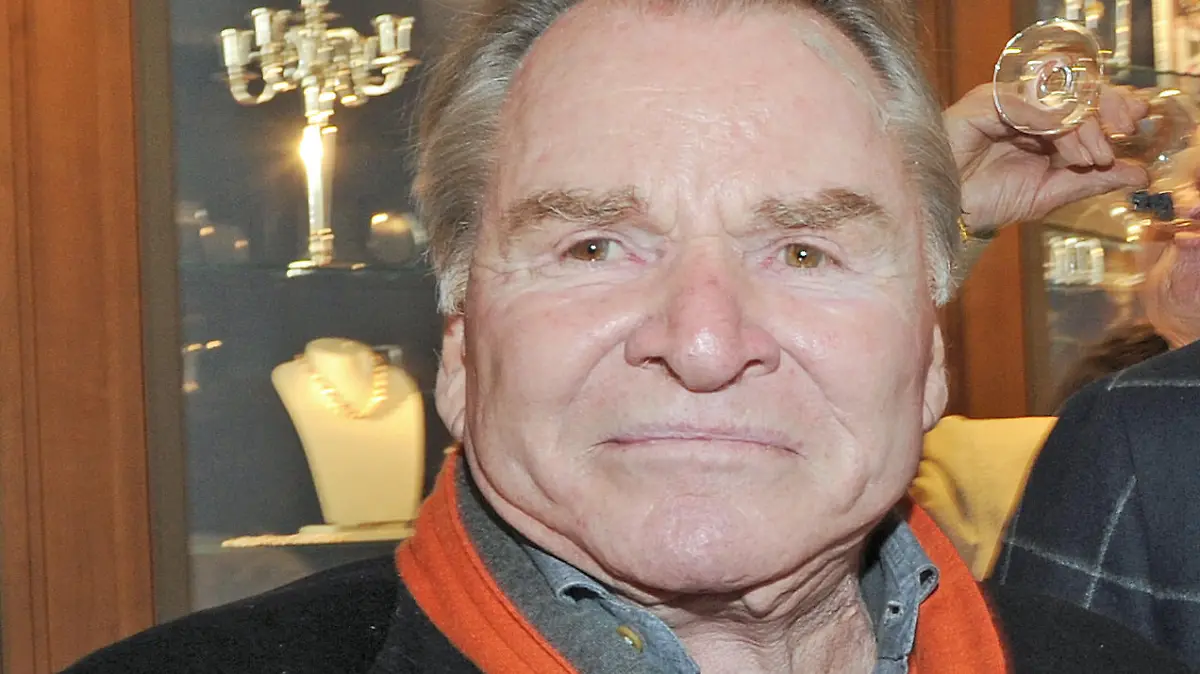 30.01.2017, Bayern, München: Schauspieler Fritz Wepper kommt zur Eröffnung des neuen Juweliergeschäftes der Königlich Bayerischen Hofgoldschmiederei Heiden und der neuen Tagesbar "H Fünf". Foto: Ursula Düren/dpa