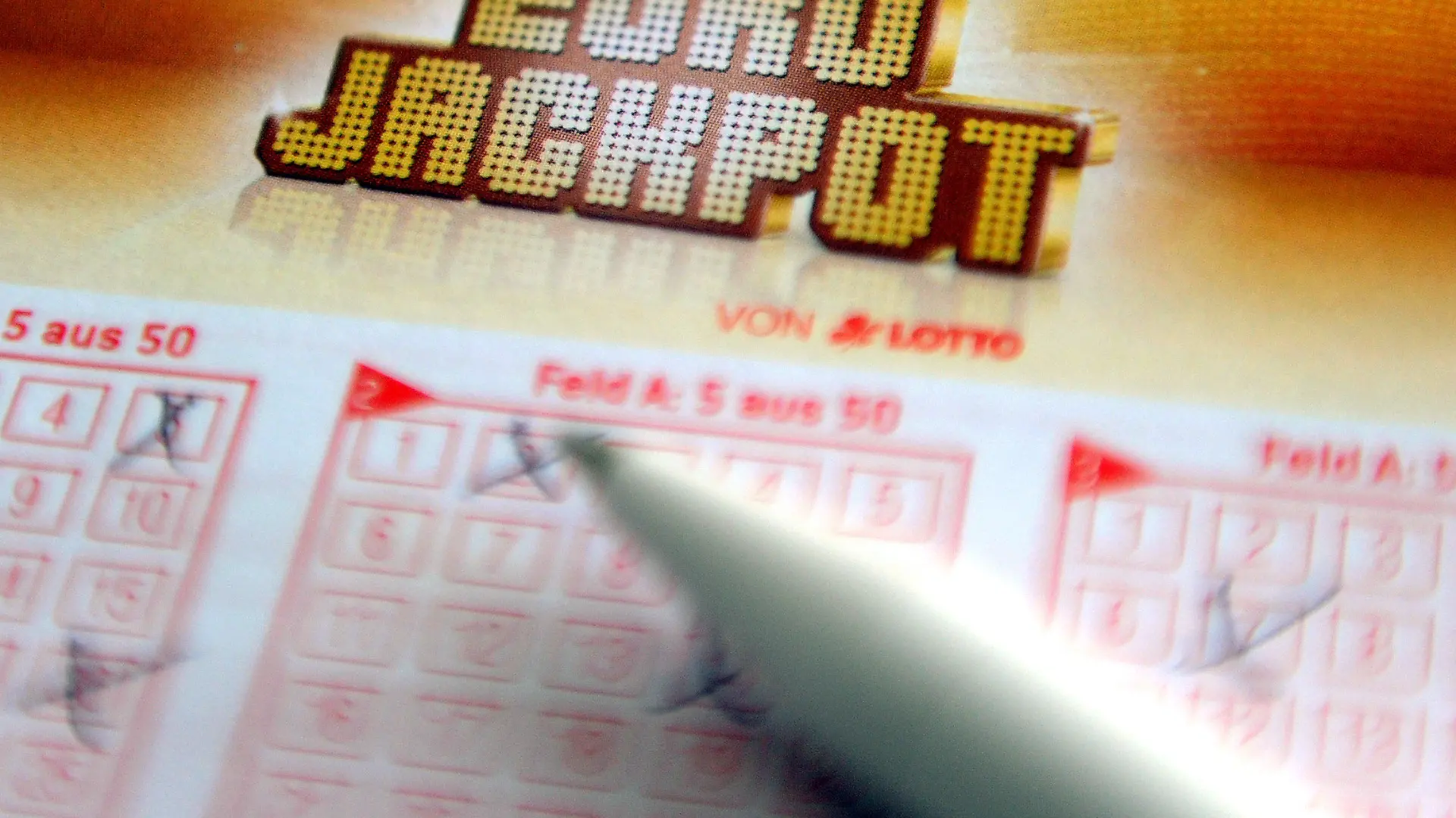 ARCHIV - ILLUSTRATION - Eine Eurojackpot Lotterie-Schein, aufgenommen am 06.08.2014 in Düsseldorf. Auf den gewaltigen Gewinn von 62 Millionen Euro können Lottospieler im Eurojackpot am Freitag hoffen. Laut der Westdeutschen Lotterie ist es bislang die höchste Summe in einem Lotterie-Topf in Deutschland.  Foto: Caroline Seidel/dpa  (zu "Acht Mal nicht geknackt: Europa spielt um 62-Millionen-Jackpot" vom 20.04.2015) +++(c) dpa - Bildfunk+++