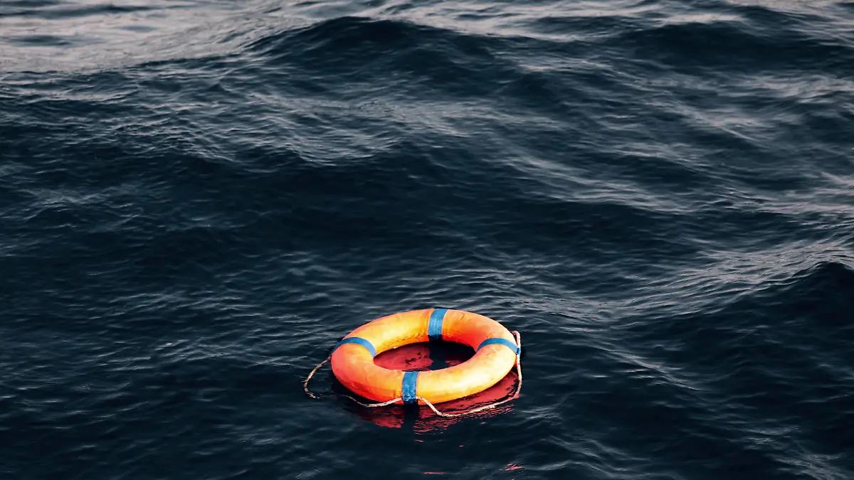 Zivile Seenotrettung von BootsflÃ_chtlingen im Mittelmeer vor Libyen -an Bord des Seenotkreuzers 'Minden' der Organisation LIFEBOAT: Hier: Symbolfoto. Ein Rettungsring treibt wÃ_hrend einer RettungsÃ_bung der freiwilligen FlÃ_chtlingshelfer einsam auf hoher See. Mittelmeer, vor libyscher KÃ_ste, Internationale GewÃ_sser, 05.08.2016 . | Verwendung weltweit