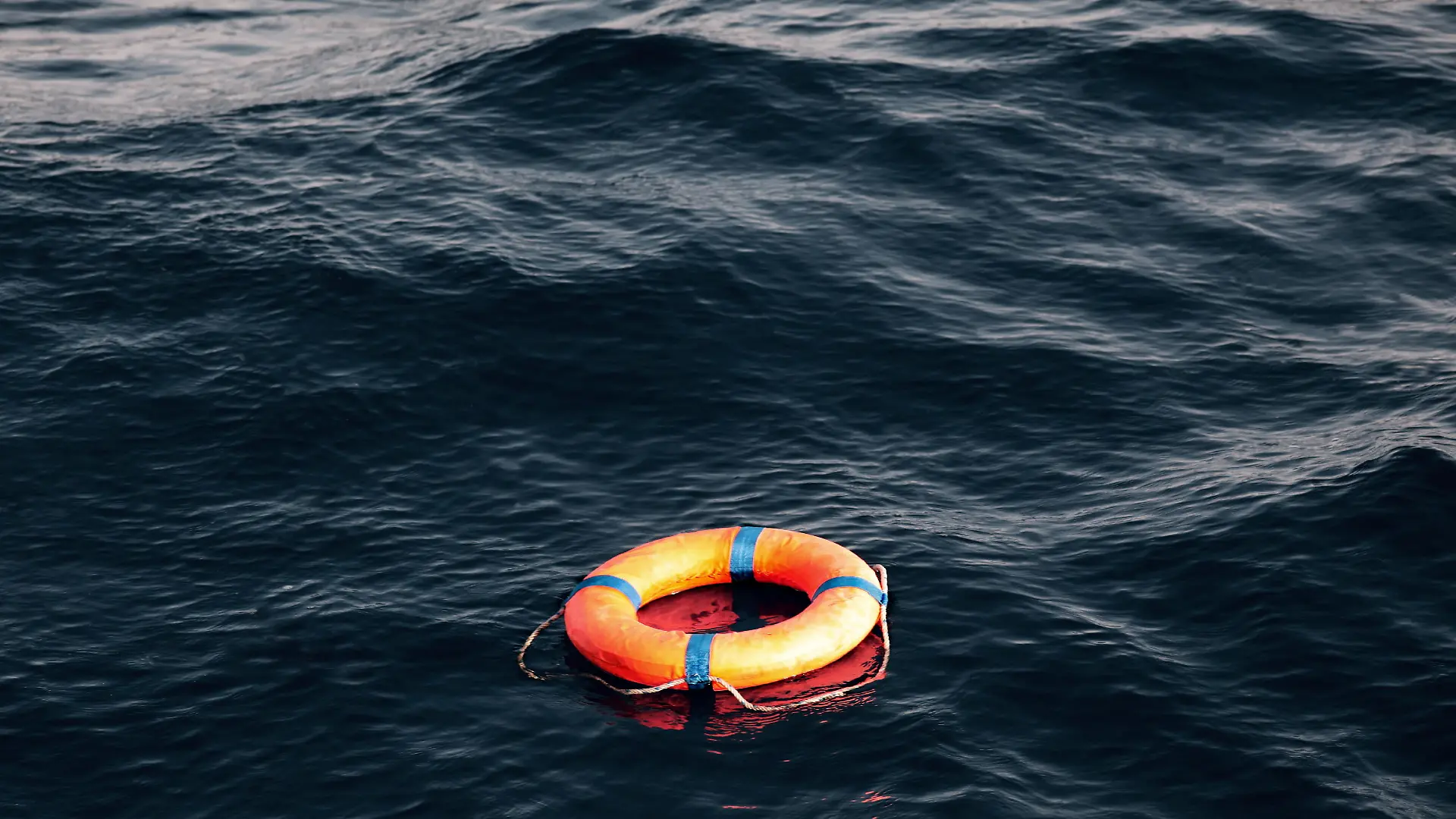 Zivile Seenotrettung von BootsflÃ_chtlingen im Mittelmeer vor Libyen -an Bord des Seenotkreuzers 'Minden' der Organisation LIFEBOAT: Hier: Symbolfoto. Ein Rettungsring treibt wÃ_hrend einer RettungsÃ_bung der freiwilligen FlÃ_chtlingshelfer einsam auf hoher See. Mittelmeer, vor libyscher KÃ_ste, Internationale GewÃ_sser, 05.08.2016 . | Verwendung weltweit