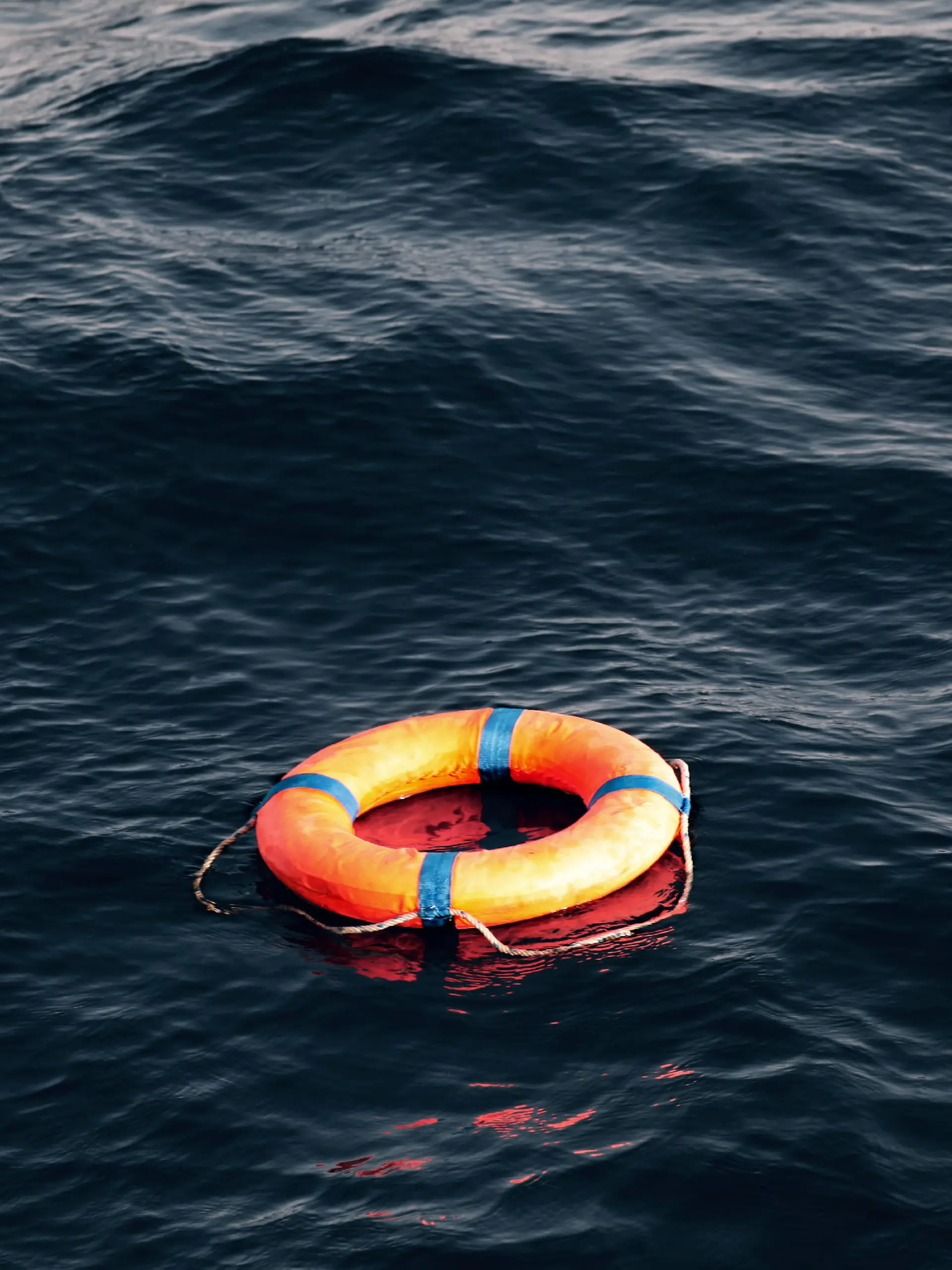 Zivile Seenotrettung von BootsflÃ_chtlingen im Mittelmeer vor Libyen -an Bord des Seenotkreuzers 'Minden' der Organisation LIFEBOAT: Hier: Symbolfoto. Ein Rettungsring treibt wÃ_hrend einer RettungsÃ_bung der freiwilligen FlÃ_chtlingshelfer einsam auf hoher See. Mittelmeer, vor libyscher KÃ_ste, Internationale GewÃ_sser, 05.08.2016 . | Verwendung weltweit