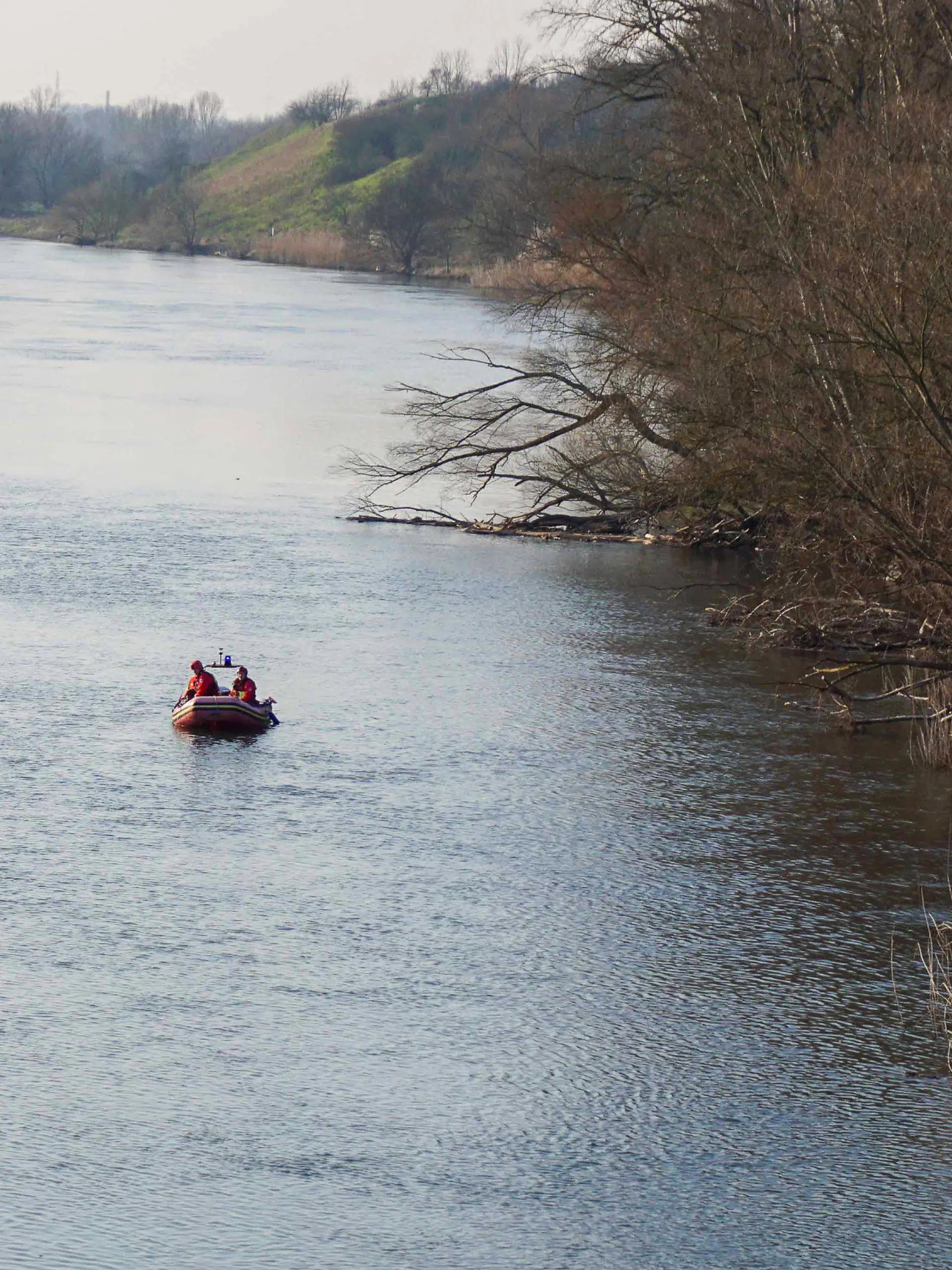 08.03.2024, Sachsen-Anhalt, Halle (Saale): Einsatzkräfte von Feuerwehr und Wasserwacht suchen nach einem versunkenen Fahrzeug in der Saale. Ein Auto ist nahe der Röpziger Brücke in die Saale gerollt und gesunken. Ob sich ein Mensch in dem Wagen befindet, sei bislang unklar, teilte die Feuerwehr mit. Foto: Lucas Libke/EHL Media/dpa +++ dpa-Bildfunk +++