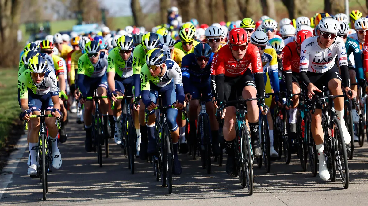 GP Le Samyn - Lotto Cycling Cup QUAREGNON, BELGIUM - FEBRUARY 27 : illustration picture of the peloton pictured during the GP Samyn cycling race. The Lotto Cycling Cup, an organization of Pro Cycling Events, combines eleven one-day races into a regularity criterion. On February 27, 2024 in Quaregnon, Belgium, 27/02/2024 Quaregnon Belgium PUBLICATIONxNOTxINxFRAxBEL Copyright: xJanxDexMeuleneirx