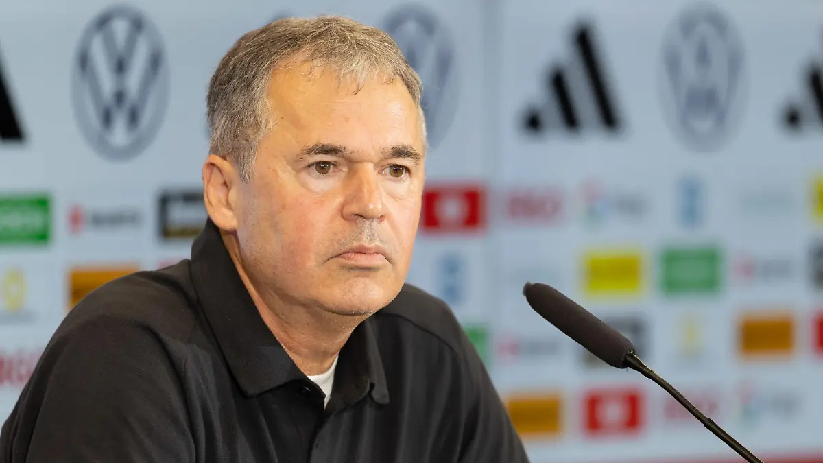ARCHIV - 20.10.2023, Hessen, Frankfurt/Main: Fußball: Nationalteam, Frauen, Pressekonferenz mit dem neuen Interims-Bundestrainer. Andreas Rettig, Geschäftsführer Sport des Deutschen Fußball-Bundes (DFB), spricht bei einer Pressekonferenz. Rettig hält einen Verbleib von Bundestrainer Nagelsmann für realistisch. (zu dpa: «Rettig zu Bundestrainer-Frage: Klopp «kein Thema»») Foto: Jürgen Kessler/dpa +++ dpa-Bildfunk +++