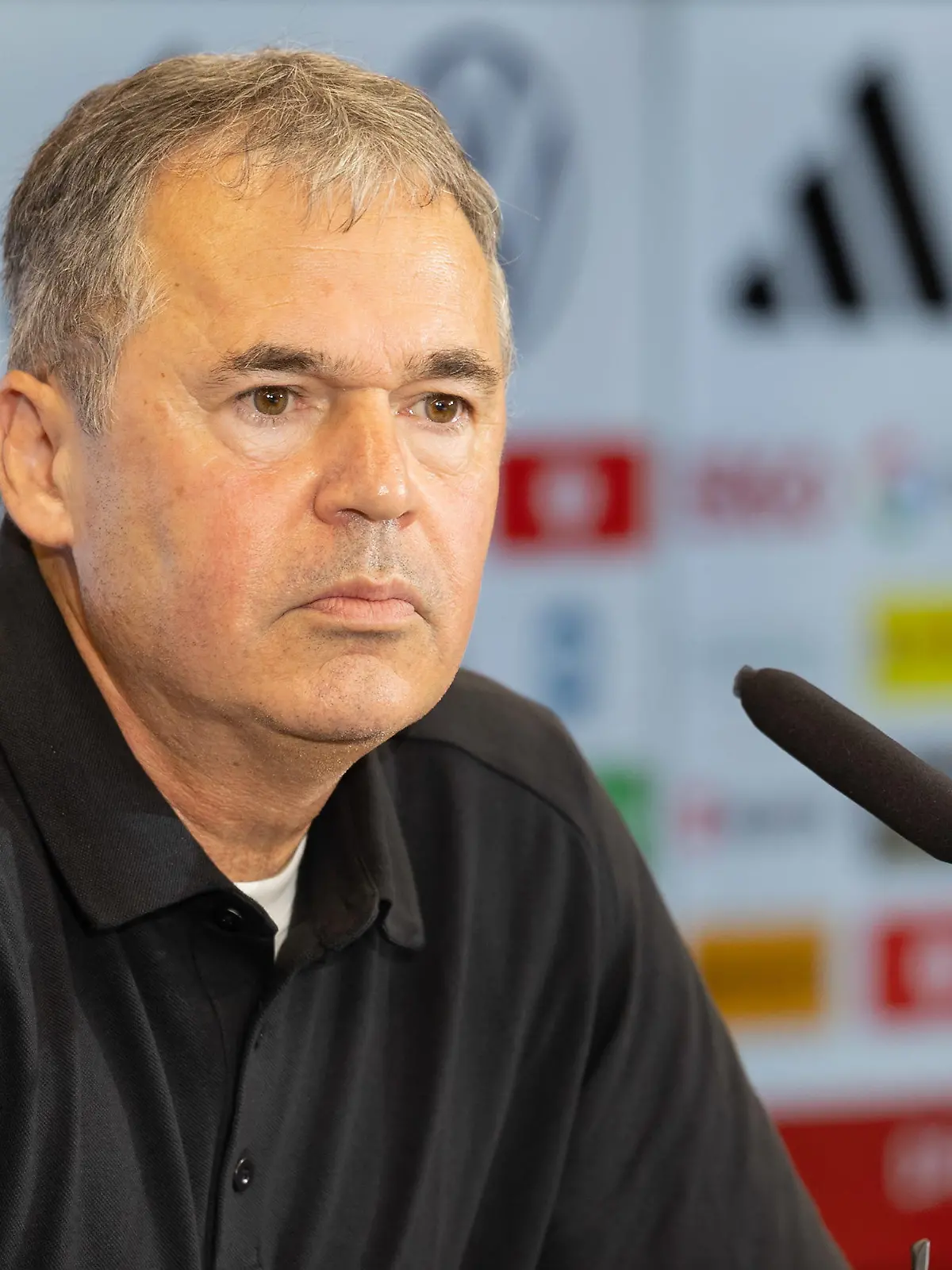 ARCHIV - 20.10.2023, Hessen, Frankfurt/Main: Fußball: Nationalteam, Frauen, Pressekonferenz mit dem neuen Interims-Bundestrainer. Andreas Rettig, Geschäftsführer Sport des Deutschen Fußball-Bundes (DFB), spricht bei einer Pressekonferenz. Rettig hält einen Verbleib von Bundestrainer Nagelsmann für realistisch. (zu dpa: «Rettig zu Bundestrainer-Frage: Klopp «kein Thema»») Foto: Jürgen Kessler/dpa +++ dpa-Bildfunk +++