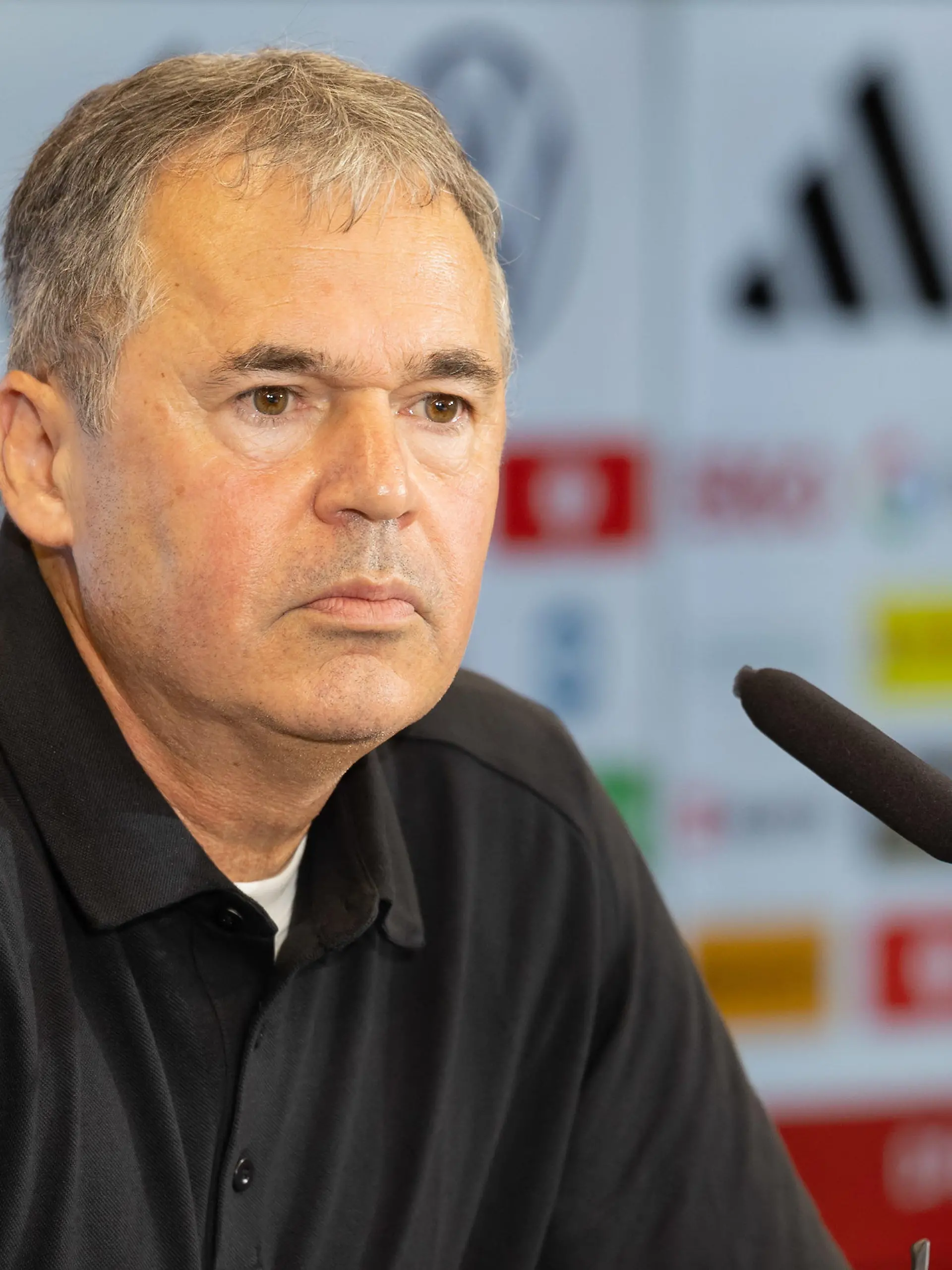 ARCHIV - 20.10.2023, Hessen, Frankfurt/Main: Fußball: Nationalteam, Frauen, Pressekonferenz mit dem neuen Interims-Bundestrainer. Andreas Rettig, Geschäftsführer Sport des Deutschen Fußball-Bundes (DFB), spricht bei einer Pressekonferenz. Rettig hält einen Verbleib von Bundestrainer Nagelsmann für realistisch. (zu dpa: «Rettig zu Bundestrainer-Frage: Klopp «kein Thema»») Foto: Jürgen Kessler/dpa +++ dpa-Bildfunk +++