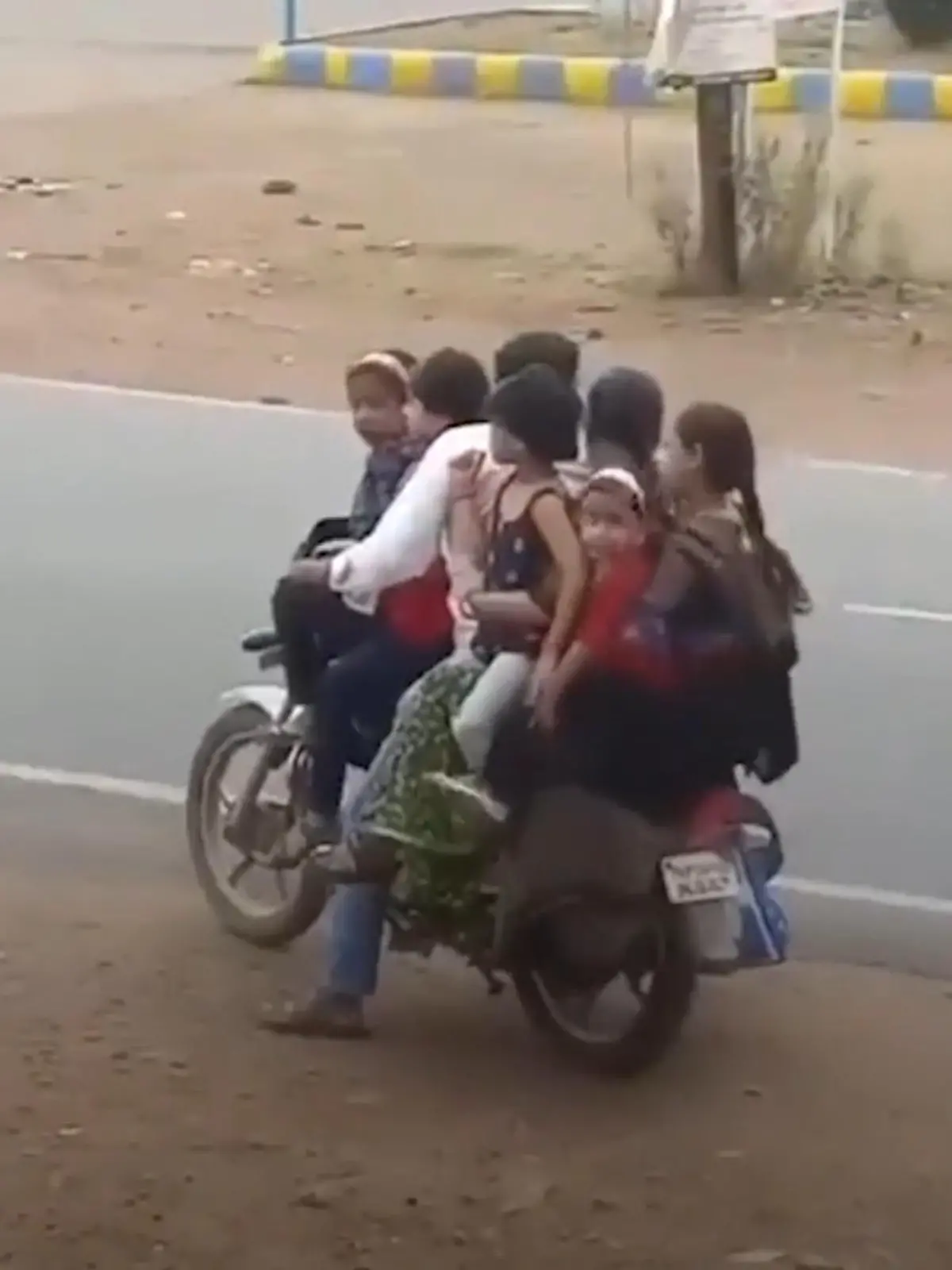 Dieser Papa aus Indien funktioniert sein Moped einfach mal um: statt wie üblich nur zwei Personen, belädt er es mit – Achtung – sieben! Er selbst, seine Frau und die fünf Kinder passen alle drauf. Wie sich das Motorrad mit sieben Menschen fahren lässt, sehen Sie im Video.  