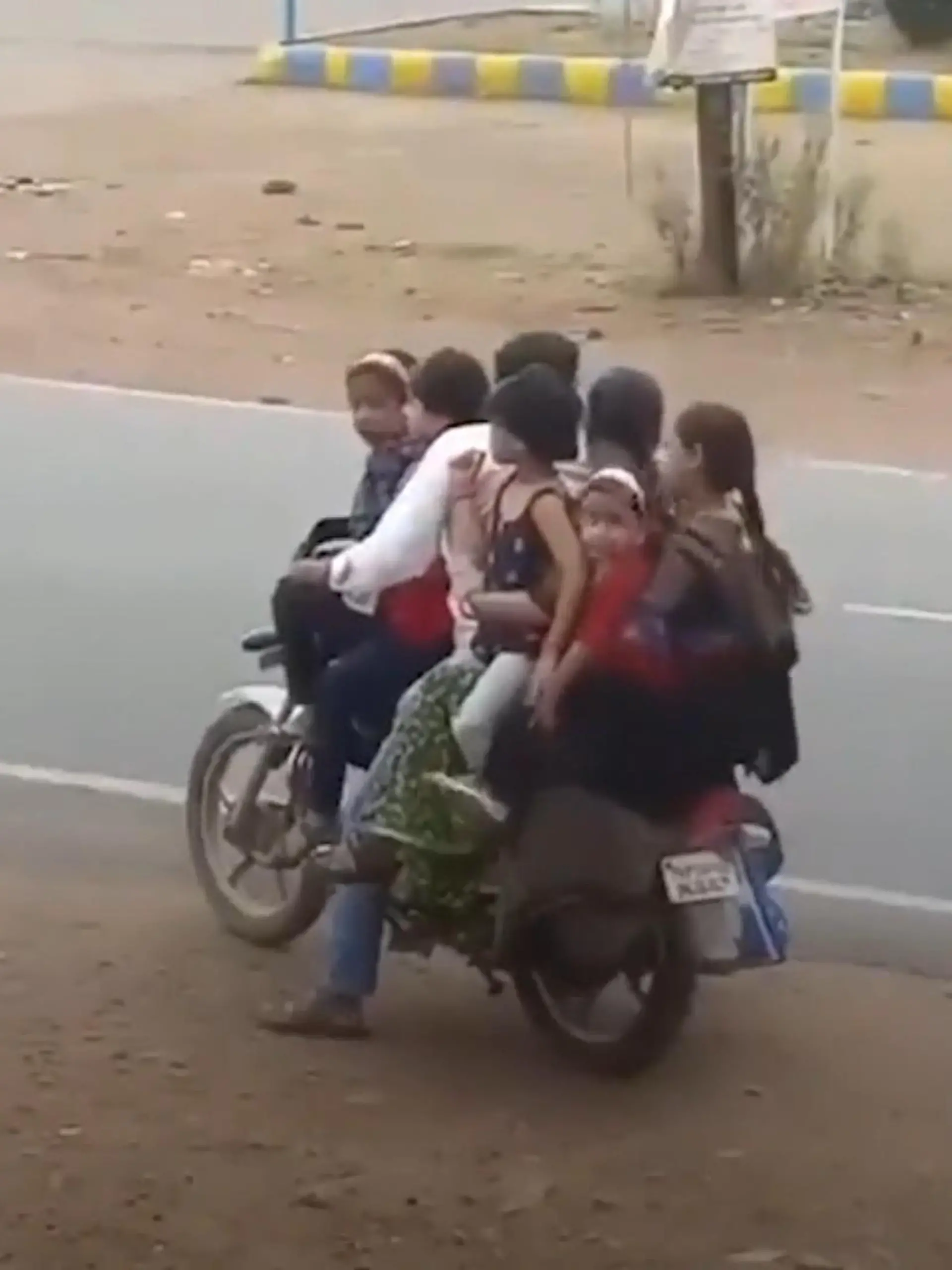 Dieser Papa aus Indien funktioniert sein Moped einfach mal um: statt wie üblich nur zwei Personen, belädt er es mit – Achtung – sieben! Er selbst, seine Frau und die fünf Kinder passen alle drauf. Wie sich das Motorrad mit sieben Menschen fahren lässt, sehen Sie im Video.  
