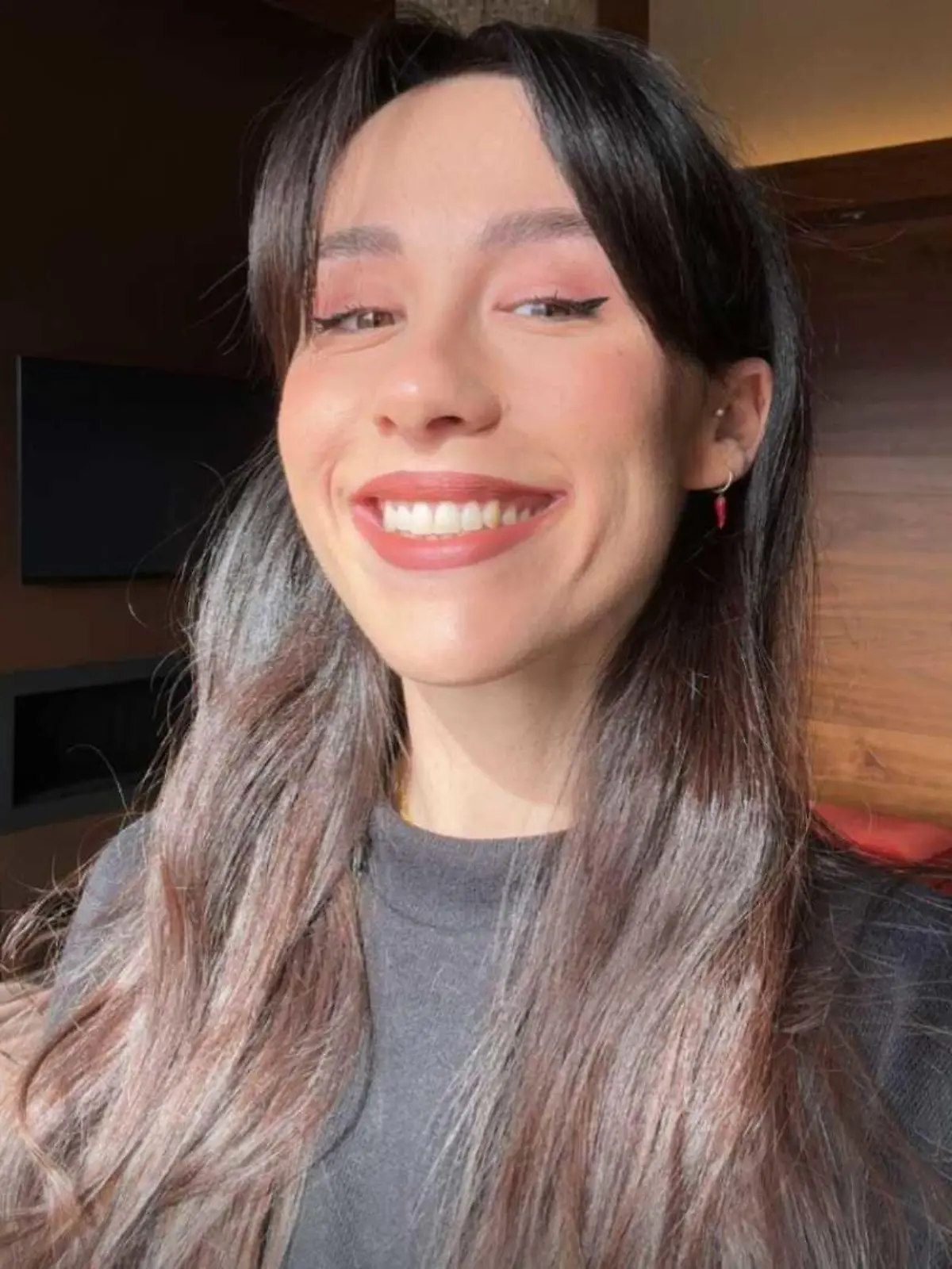 Neuer Look: Aurora Ramazzotti grinst mit Pony in ihre Handykamera