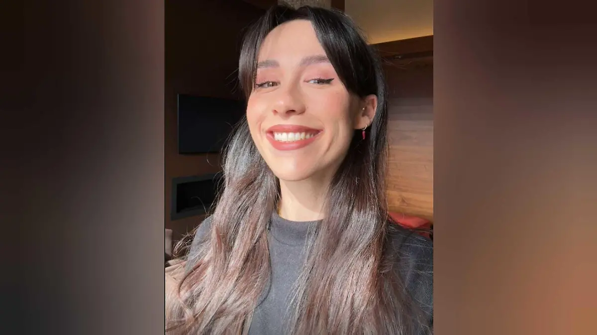 Neuer Look: Aurora Ramazzotti grinst mit Pony in ihre Handykamera