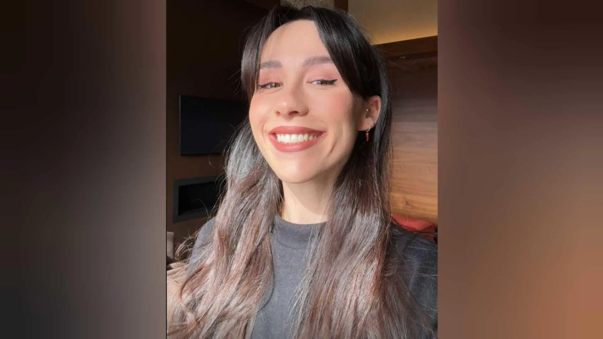 Neuer Look: Aurora Ramazzotti grinst mit Pony in ihre Handykamera