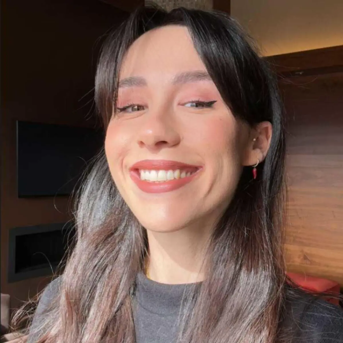 Neuer Look: Aurora Ramazzotti grinst mit Pony in ihre Handykamera