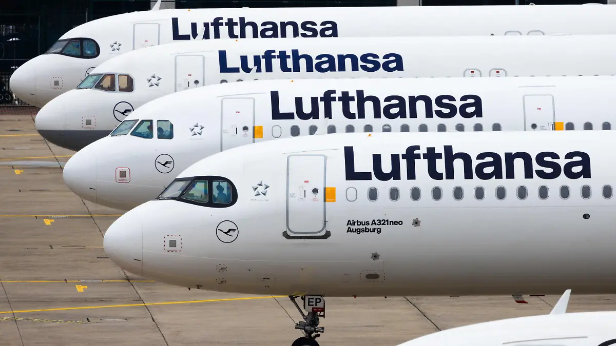 07.03.2024, Hessen, Frankfurt/Main: Abgestellte Flugzeuge der Lufthansa auf dem Flughafen Frankfurt. Mit erneuten Warnstreiks gleich mehrerer Berufsgruppen legt die Gewerkschaft Verdi am Donnerstag und Freitag wichtige Teile des deutschen Luftverkehrs lahm. Foto: Lando Hass/dpa +++ dpa-Bildfunk +++