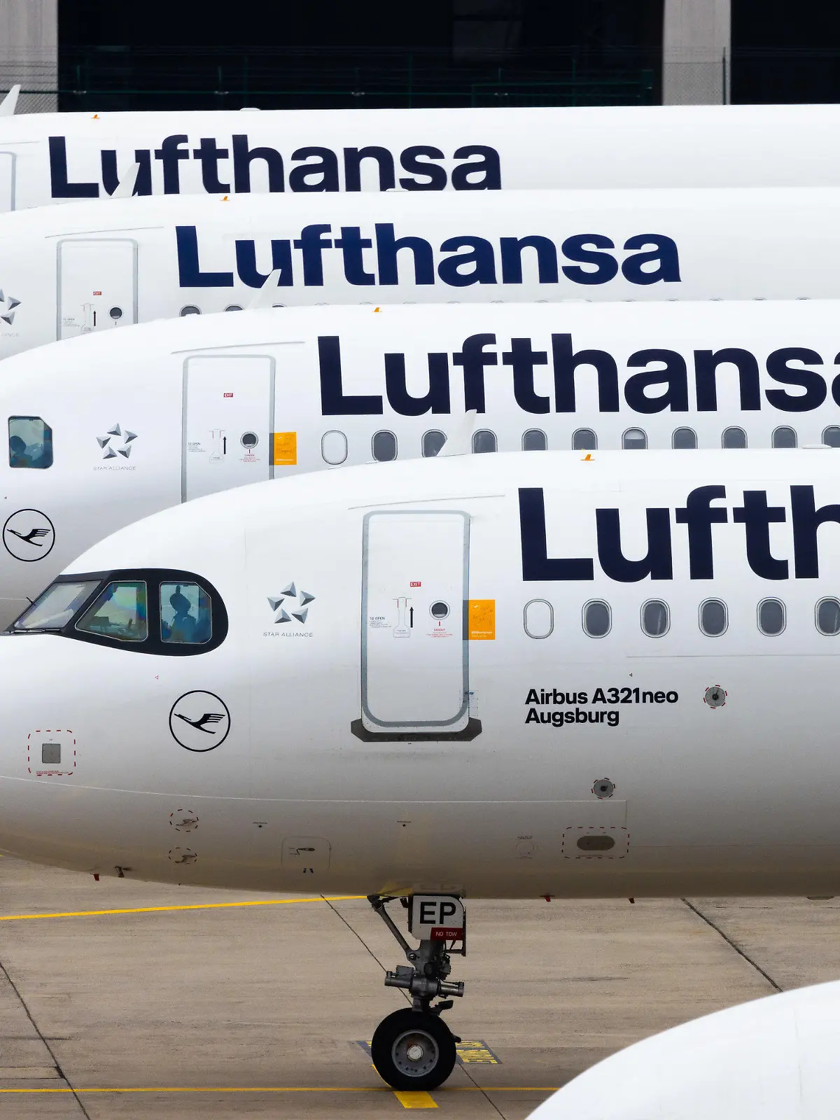 07.03.2024, Hessen, Frankfurt/Main: Abgestellte Flugzeuge der Lufthansa auf dem Flughafen Frankfurt. Mit erneuten Warnstreiks gleich mehrerer Berufsgruppen legt die Gewerkschaft Verdi am Donnerstag und Freitag wichtige Teile des deutschen Luftverkehrs lahm. Foto: Lando Hass/dpa +++ dpa-Bildfunk +++