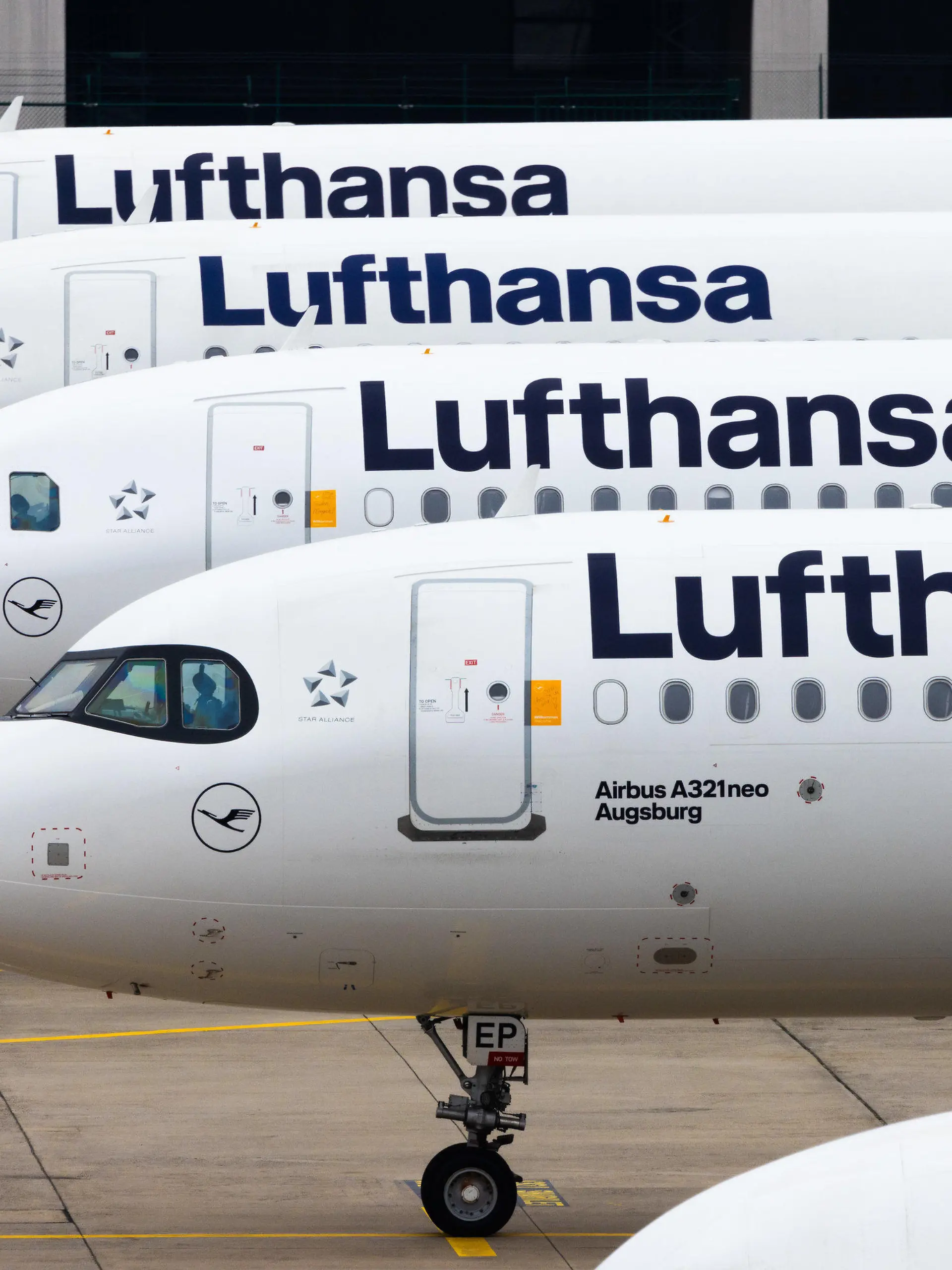 07.03.2024, Hessen, Frankfurt/Main: Abgestellte Flugzeuge der Lufthansa auf dem Flughafen Frankfurt. Mit erneuten Warnstreiks gleich mehrerer Berufsgruppen legt die Gewerkschaft Verdi am Donnerstag und Freitag wichtige Teile des deutschen Luftverkehrs lahm. Foto: Lando Hass/dpa +++ dpa-Bildfunk +++