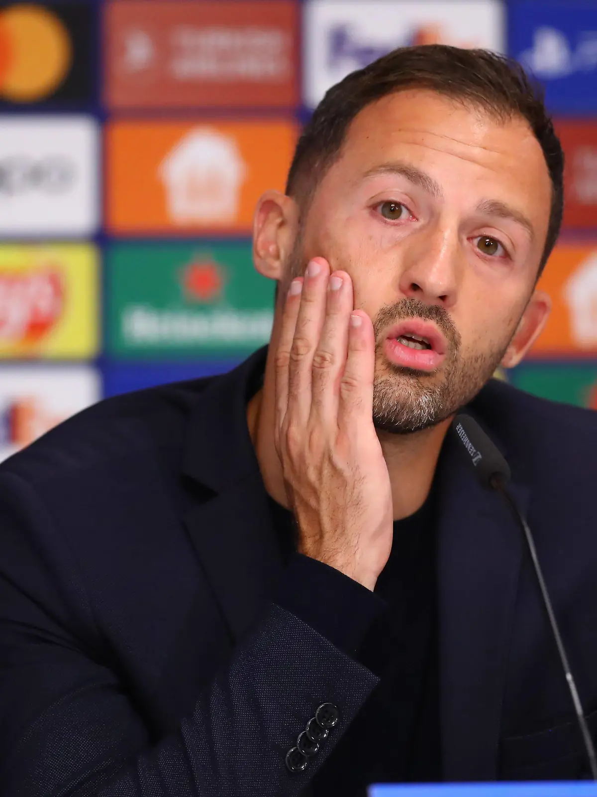 Sport Bilder des Tages RB Leipzig - Donezk / 06.09.2022 Leipzig, 06.09.2022, Red Bull Arena, UEFA Champions League , RB Leipzig GER vs. Schachtar Donezk UKR 1:4 0:1 , Pressekonferenz nach der Partie. Im Bild: Trainer Domenico Tedesco RB Leipzig , *** RB Leipzig Donetsk 06 09 2022 Leipzig, 06 09 2022, Red Bull Arena, UEFA Champions League , RB Leipzig GER vs Shakhtar Donetsk UKR 1 4 0 1 , post-match press conference In the picture coach Domenico Tedesco RB Leipzig , Picture Point