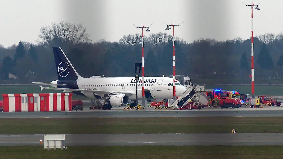 09.03.2024, Hamburg: Eine Maschine der Lufthansa steht nach einer Sicherheitslandung auf dem Flughafen Hamburg. Eine rauchende Kaffeemaschine hat dafür gesorgt, dass ein Lufthansa-Flugzeug auf dem Weg von Frankfurt nach Göteborg außerplanmäßig in Hamburg zwischengelandet ist. Wie ein Lufthansa-Sprecher mitteilte, sei der Lufthansa-Flug LH818 am Abend aufgrund einer kurzzeitigen lokalen Rauchentwicklung in der vorderen Bordküche vorsorglich in Hamburg zwischengelandet. Foto: Steven Hutchings/TNN/dpa +++ dpa-Bildfunk +++
