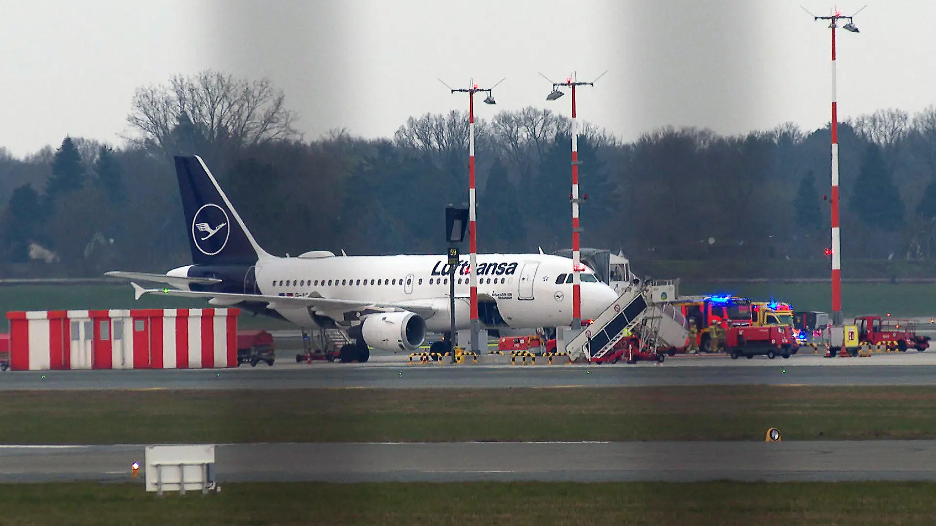 09.03.2024, Hamburg: Eine Maschine der Lufthansa steht nach einer Sicherheitslandung auf dem Flughafen Hamburg. Eine rauchende Kaffeemaschine hat dafür gesorgt, dass ein Lufthansa-Flugzeug auf dem Weg von Frankfurt nach Göteborg außerplanmäßig in Hamburg zwischengelandet ist. Wie ein Lufthansa-Sprecher mitteilte, sei der Lufthansa-Flug LH818 am Abend aufgrund einer kurzzeitigen lokalen Rauchentwicklung in der vorderen Bordküche vorsorglich in Hamburg zwischengelandet. Foto: Steven Hutchings/TNN/dpa +++ dpa-Bildfunk +++