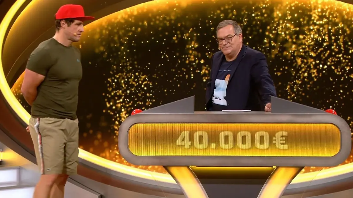 Wie wird er sich entscheiden? „Schlag den Besten“!-Moderator Elton erklärt Matthias Steiner, welche Optionen er mit vier gewonnenen Spielen bzw. 40.000 Euro hat.