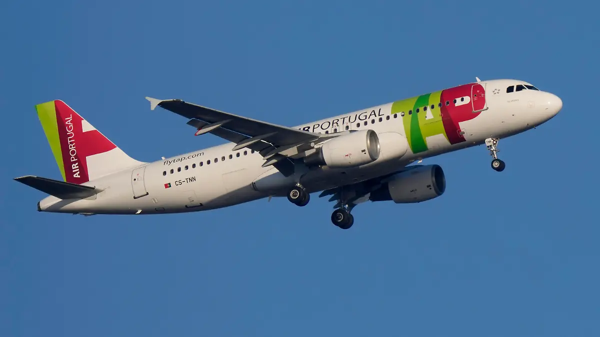 A TAP Air Portugal Airbus A320 approaches for landing in Lisbon early in the morning, Saturday, May 7, 2022. (AP Photo/Armando Franca)
