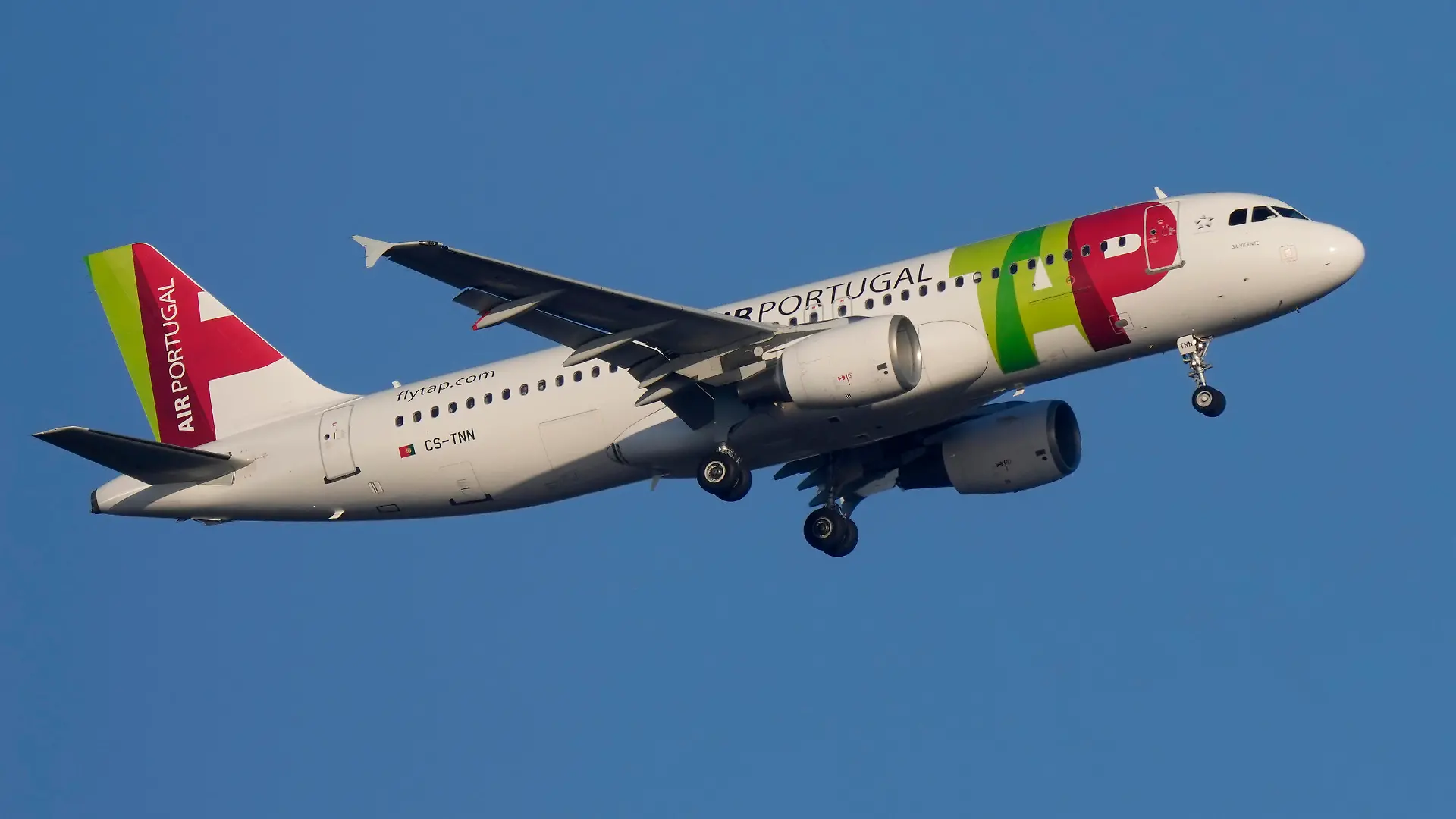 A TAP Air Portugal Airbus A320 approaches for landing in Lisbon early in the morning, Saturday, May 7, 2022. (AP Photo/Armando Franca)