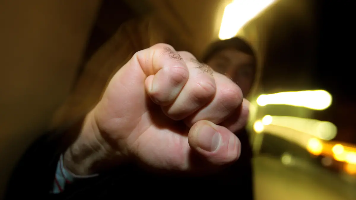Ein junger Mann hebt seine geballte Faust (Foto vom 11.01.2008) (Illustrationsfoto zum Thema Gewalt). Foto: Karl-Josef Hildenbrand dpa/lby +++(c) dpa - Report+++