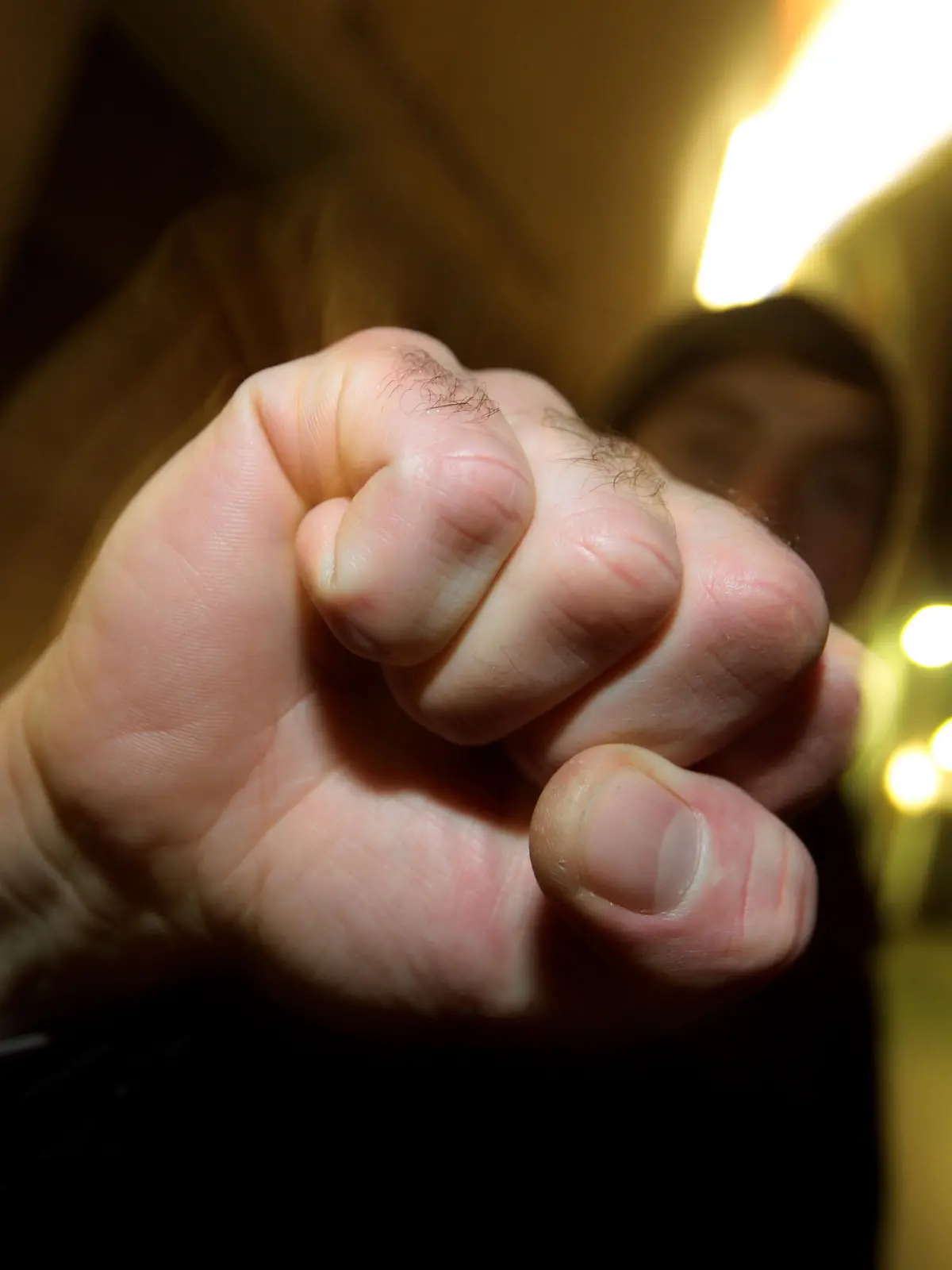 Ein junger Mann hebt seine geballte Faust (Foto vom 11.01.2008) (Illustrationsfoto zum Thema Gewalt). Foto: Karl-Josef Hildenbrand dpa/lby +++(c) dpa - Report+++