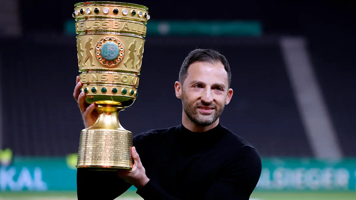 TEDESCO Domenico Trainer Team RB Leipzig bei der Siegerehrung mit dem DFB Pokal DFB Pokal Endspiel 2022 im Berliner Olympiastadion RB Leipzig - SC Freiburg am 21.05.2022 in Berlin DFL REGULATIONS PROHIBIT ANY USE OF PHOTOGRAPHS as IMAGE SEQUENCES and/or QUASI-VIDEO *** TEDESCO Domenico coach team RB Leipzig at the award ceremony with the DFB Pokal DFB Pokal Final 2022 in Berlin Olympic Stadium RB Leipzig SC Freiburg on 21 05 2022 in Berlin DFL REGULATIONS PROHIBIT ANY USE OF PHOTOGRAPHS as IMAGE SEQUENCES and or QUASI VIDEO Copyright: xLacixPerenyix 