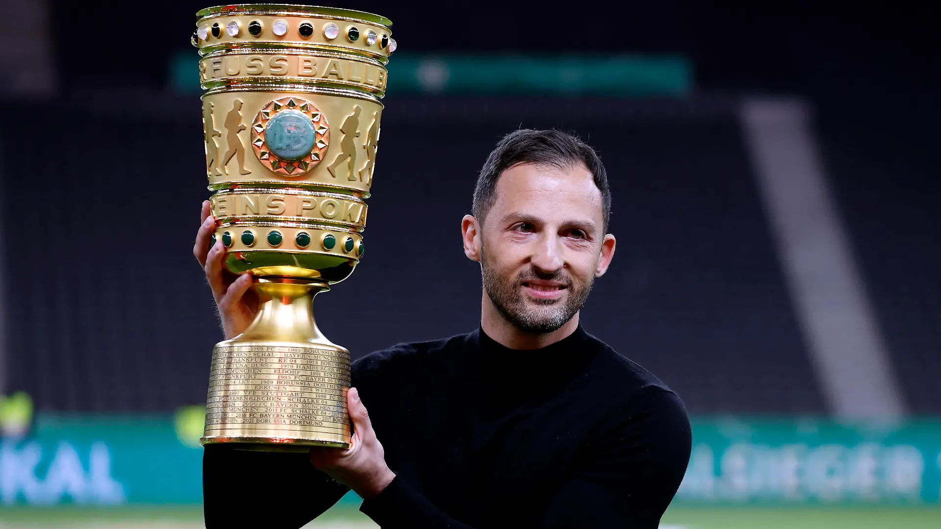TEDESCO Domenico Trainer Team RB Leipzig bei der Siegerehrung mit dem DFB Pokal DFB Pokal Endspiel 2022 im Berliner Olympiastadion RB Leipzig - SC Freiburg am 21.05.2022 in Berlin DFL REGULATIONS PROHIBIT ANY USE OF PHOTOGRAPHS as IMAGE SEQUENCES and/or QUASI-VIDEO *** TEDESCO Domenico coach team RB Leipzig at the award ceremony with the DFB Pokal DFB Pokal Final 2022 in Berlin Olympic Stadium RB Leipzig SC Freiburg on 21 05 2022 in Berlin DFL REGULATIONS PROHIBIT ANY USE OF PHOTOGRAPHS as IMAGE SEQUENCES and or QUASI VIDEO Copyright: xLacixPerenyix