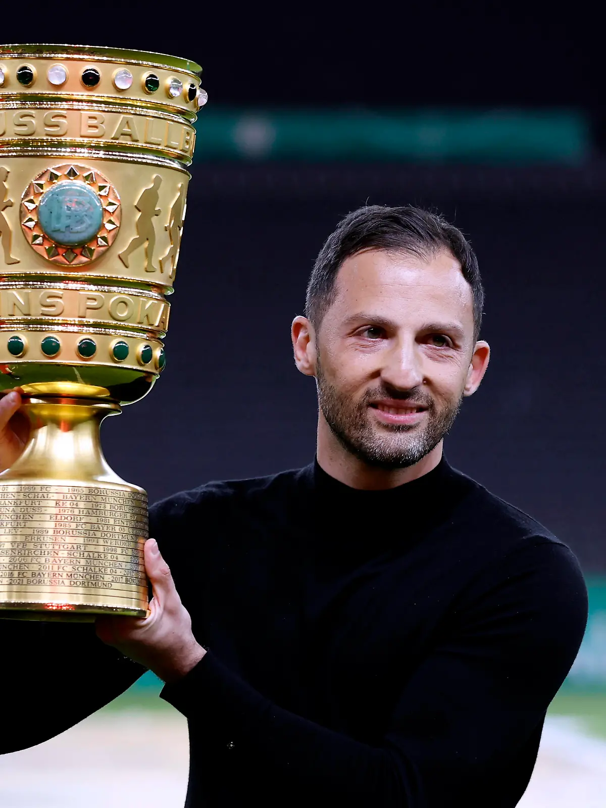 TEDESCO Domenico Trainer Team RB Leipzig bei der Siegerehrung mit dem DFB Pokal DFB Pokal Endspiel 2022 im Berliner Olympiastadion RB Leipzig - SC Freiburg am 21.05.2022 in Berlin DFL REGULATIONS PROHIBIT ANY USE OF PHOTOGRAPHS as IMAGE SEQUENCES and/or QUASI-VIDEO *** TEDESCO Domenico coach team RB Leipzig at the award ceremony with the DFB Pokal DFB Pokal Final 2022 in Berlin Olympic Stadium RB Leipzig SC Freiburg on 21 05 2022 in Berlin DFL REGULATIONS PROHIBIT ANY USE OF PHOTOGRAPHS as IMAGE SEQUENCES and or QUASI VIDEO Copyright: xLacixPerenyix 