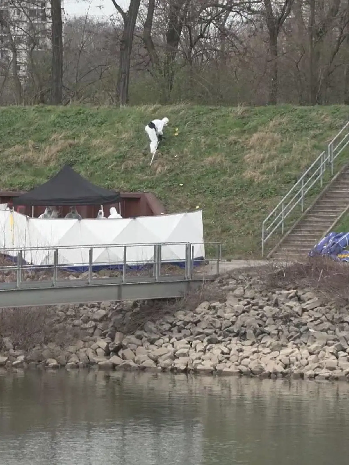 Am Hafen in Köln ist am Sonntagmorgen ein 15-Jähriger tot an einer Landzunge gefunden worden.