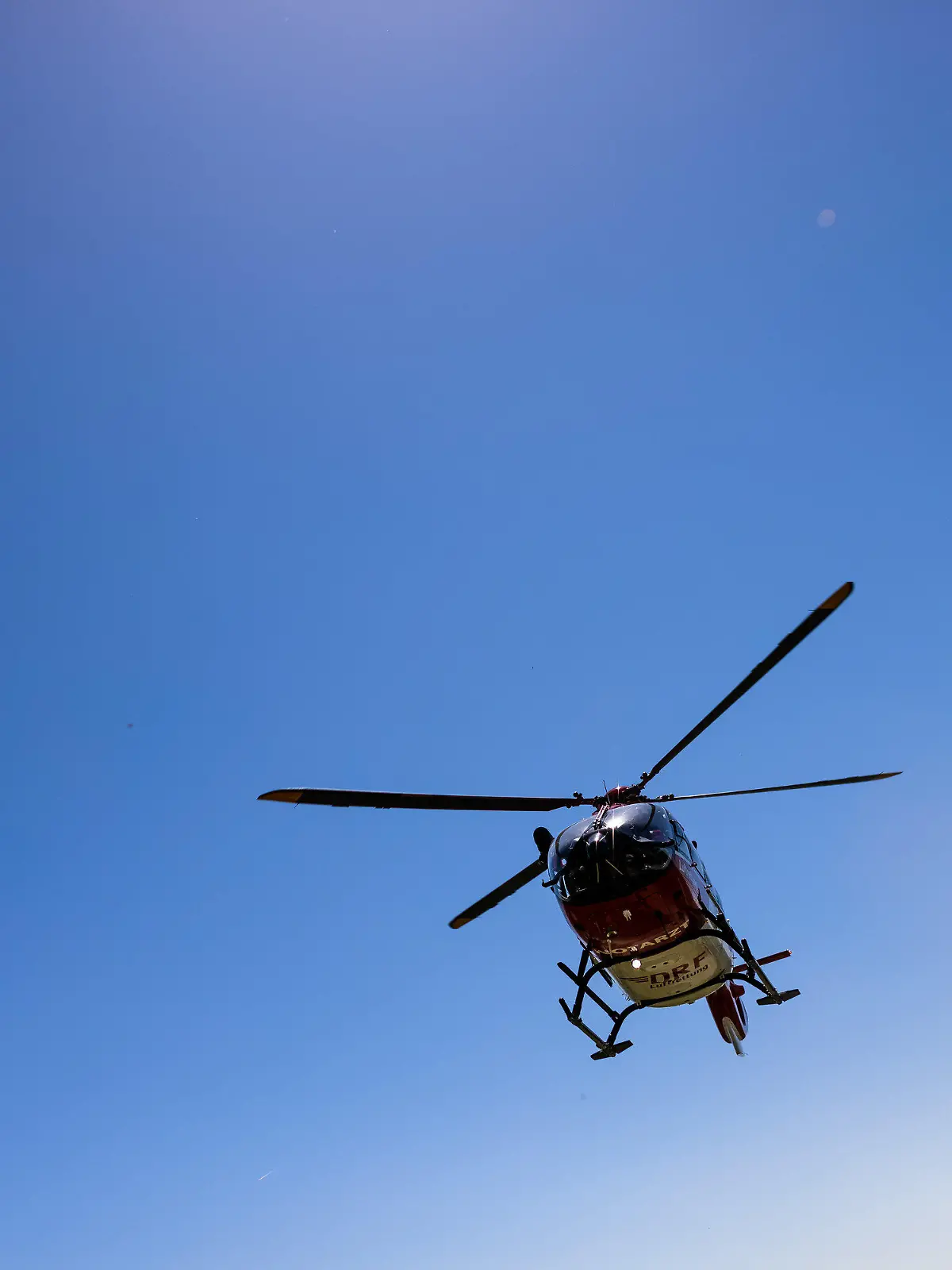 ARCHIV - 23.04.2021, Baden-Württemberg, Ihringen: Ein Rettungshubschrauber setzt zur Landung an (zu dpa: «Bergsteiger von Lawine verschüttet - schwer verletzt») Foto: Philipp von Ditfurth/dpa +++ dpa-Bildfunk +++