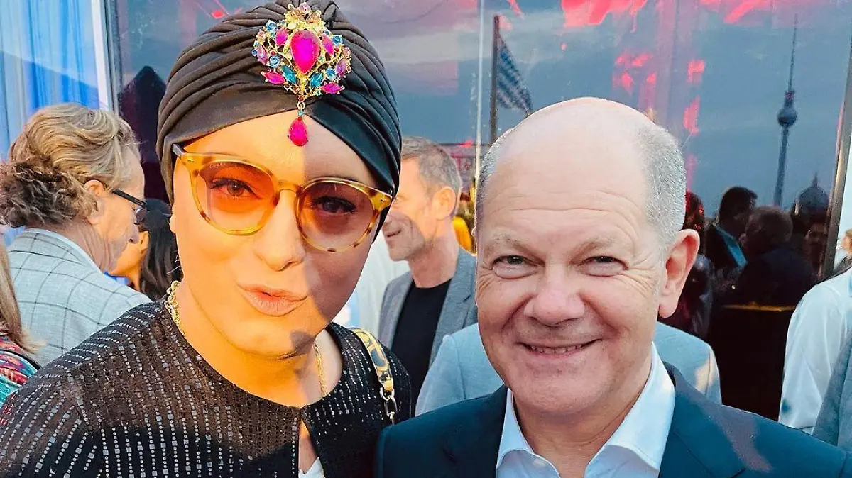 Julian F. M. Stoeckel und Bundeskanzler Olaf Scholz in Berlin