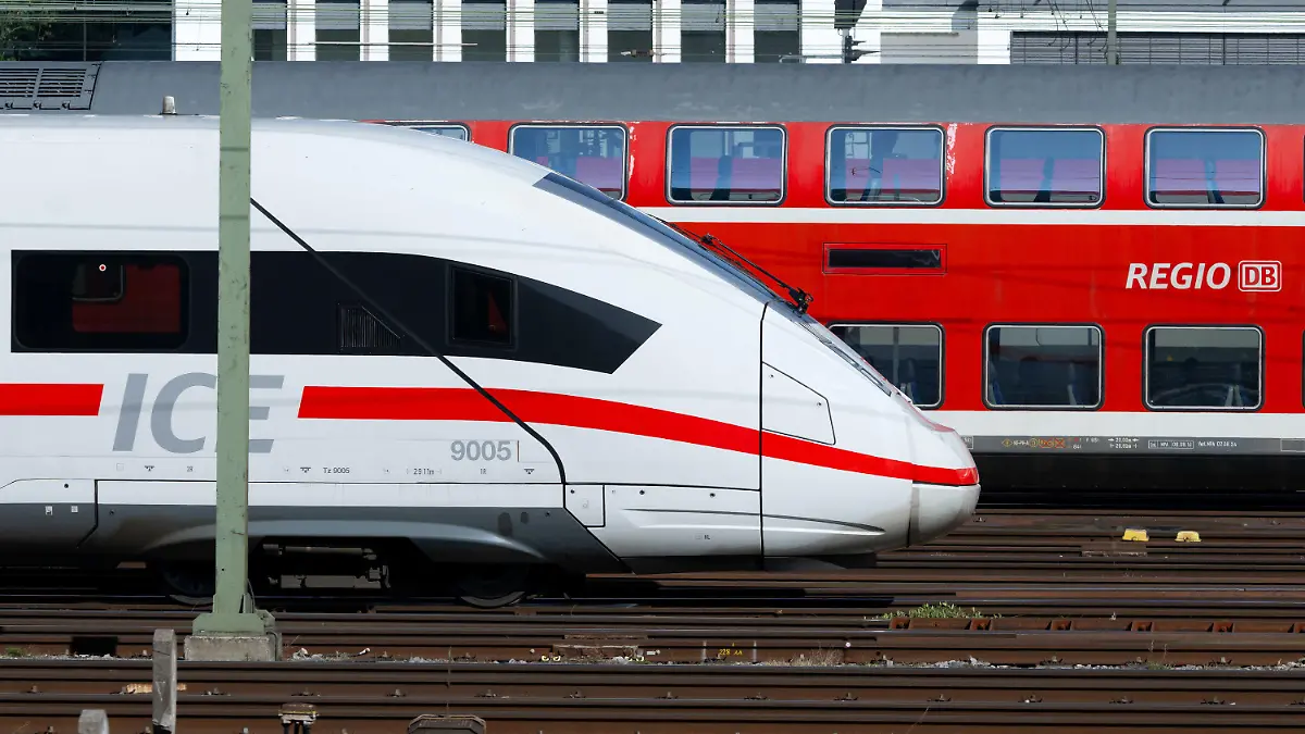 08.03.2024, Bayern, München: Züge der Deutschen Bahn (DB) stehen den Gleisen in der Nähe des Hauptbahnhofs. Im Tarifstreit mit der Deutschen Bahn hat die Gewerkschaft GDL zu jeweils 35-stündigen Streiks im Personen- und im Güterverkehr aufgerufen. Foto: Sven Hoppe/dpa +++ dpa-Bildfunk +++