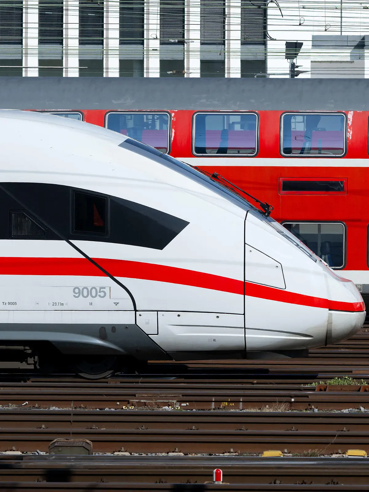 08.03.2024, Bayern, München: Züge der Deutschen Bahn (DB) stehen den Gleisen in der Nähe des Hauptbahnhofs. Im Tarifstreit mit der Deutschen Bahn hat die Gewerkschaft GDL zu jeweils 35-stündigen Streiks im Personen- und im Güterverkehr aufgerufen. Foto: Sven Hoppe/dpa +++ dpa-Bildfunk +++