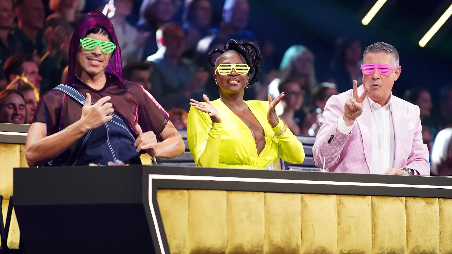 Die Jury mit Jorge González (l.), Motsi Mabuse und Joachim Llambi.
+++ Die Verwendung des sendungsbezogenen Materials ist nur mit dem Hinweis und Verlinkung auf RTL+ gestattet. +++