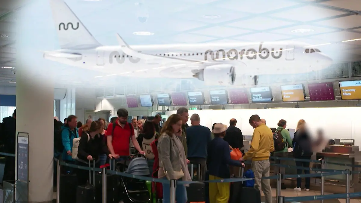Das Bild zeigt eine Collage: Oben ein Flugzeug der Gesellschaft "Marabu". Unten eine Schlange vor einem Check-In-Schalter.