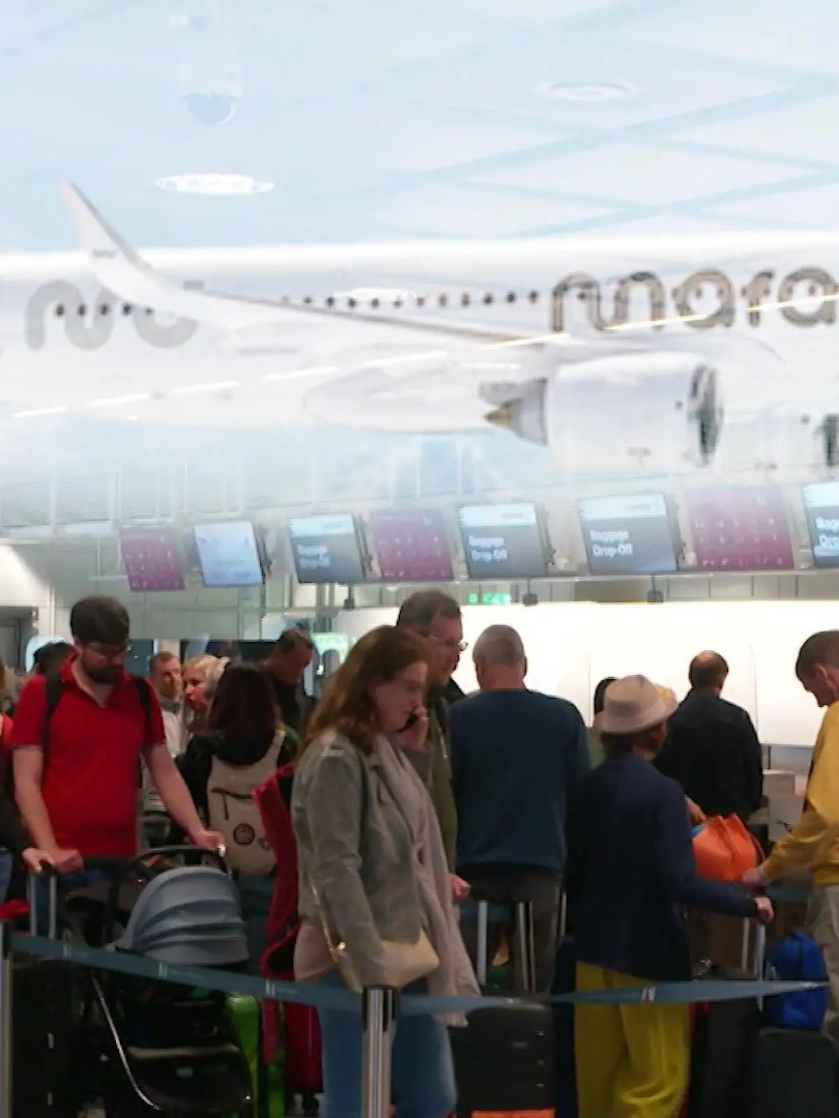 Das Bild zeigt eine Collage: Oben ein Flugzeug der Gesellschaft "Marabu". Unten eine Schlange vor einem Check-In-Schalter.