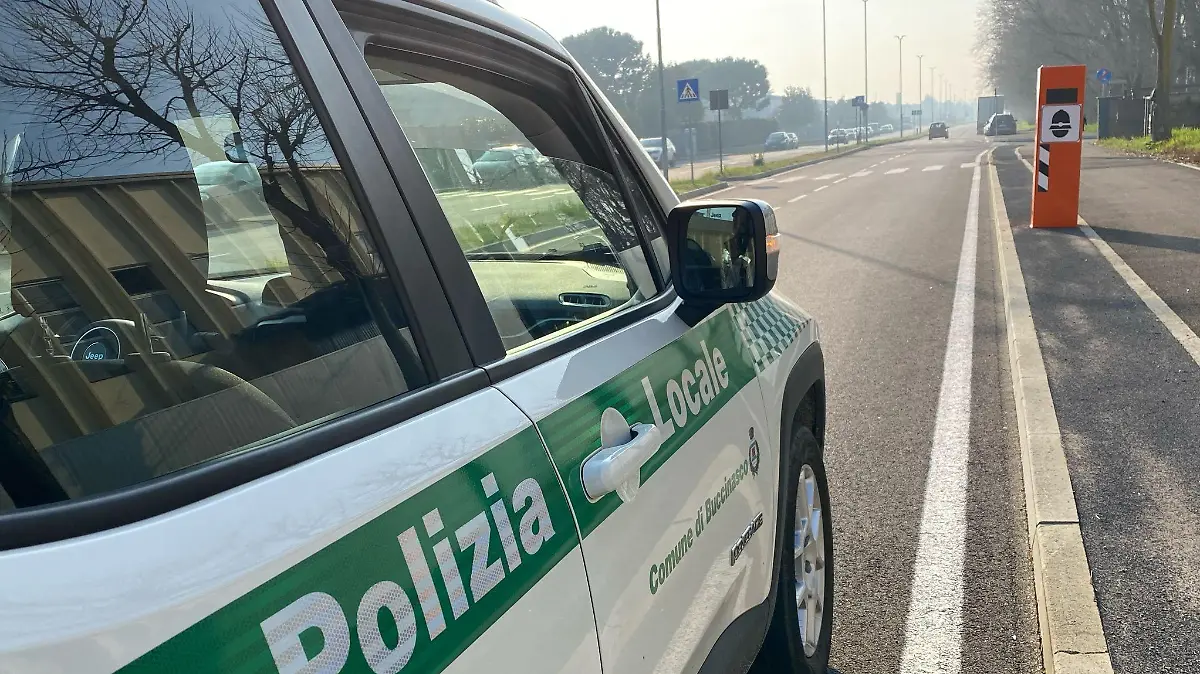 HANDOUT - 23.02.2024, Italien, Buccinasco: Ein Einsatzfahrzeug der italienischen Polizei steht vor einer Radarfalle (undatierte Aufnahme). Nirgendwo in Europa gibt es so viele Radarfallen wie in Italien. Jetzt aber sägt dort jemand Kameramasten in Serie ab. (zu dpa "Wer ist Fleximan? - Italien sucht Radarfallen-Schreck") Foto: Gemeindeverwaltung Buccinasco/dpa - ACHTUNG: Nur zur redaktionellen Verwendung im Zusammenhang mit der aktuellen Berichterstattung und nur mit vollständiger Nennung des vorstehenden Credits +++ dpa-Bildfunk +++