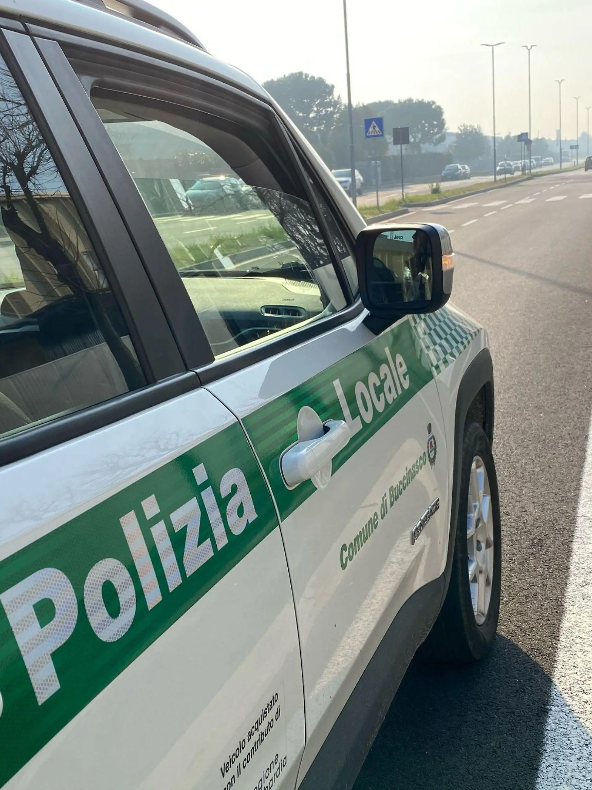 HANDOUT - 23.02.2024, Italien, Buccinasco: Ein Einsatzfahrzeug der italienischen Polizei steht vor einer Radarfalle (undatierte Aufnahme). Nirgendwo in Europa gibt es so viele Radarfallen wie in Italien. Jetzt aber sägt dort jemand Kameramasten in Serie ab. (zu dpa "Wer ist Fleximan? - Italien sucht Radarfallen-Schreck") Foto: Gemeindeverwaltung Buccinasco/dpa - ACHTUNG: Nur zur redaktionellen Verwendung im Zusammenhang mit der aktuellen Berichterstattung und nur mit vollständiger Nennung des vorstehenden Credits +++ dpa-Bildfunk +++