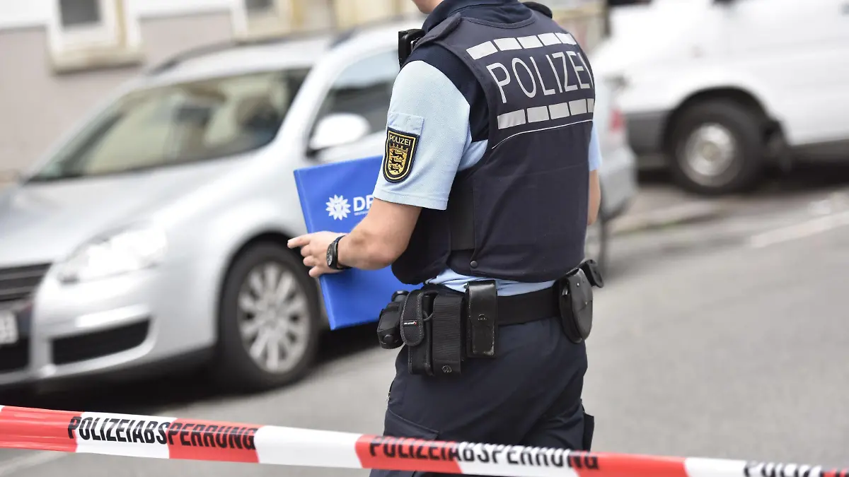 Bildupdate 4 - Bestatter und Spurensicherung am BMW, der den Täter angefahren hat Bildupdate 4 - Bestatter (um 21:10) und Spurensicherung am BMW, der den Täter angefahren hat REUTLINGEN: Kurz vor 16.30 Uhr sind beim Polizeipräsidium Reutlingen mehrere Notrufe eingegangen, dass ein Mann im Bereich des Zentralen Omnibusbahnhof in Streit mit einer Frau geraten sei und diese mit einer Machete verletzt habe. Die Frau erlitt durch den Angriff tötliche Verletzungen. Der Täter konnte aufgrund des raschen Eingreifens der Polizei nur wenige Minuten später in Tatortnähe festgenommen werden. Der Täter verletzte nach dem Angriff eine weitere Frau und einen Mann. Bei dem Tatverdächtigen handelt es sich um einen 21-jährigen Asylbewerber aus Syrien. Er ist polizeibekannt. Nach derzeitigem Kenntnisstand handelt es sich um einen Einzeltäter, eine Gefahr für die Bevölkerung in und um Copyright: 7aktuellx/xOskarxEyb4 Mortician and Spurensicherung at BMW the the Perpetrators approached has  4 Mortician to 21 10 and Spurensicherung at BMW the the Perpetrators approached has Reutlingen short before 16 30 Clock are the Police Bureau Reutlingen several Emergency calls received that a Man in Range the Centres Bus Station in Dispute with a Woman advised Sei and These with a Machete injured have the Woman suffered through the Attack  Injuries the Perpetrators could due the quick  intervention  the Police only few Minutes Later in Tatort close  arrested will the Perpetrators Injured after the Attack a more Woman and a Man at the Suspects , it to to a 21 year Asylum-seekers out Syria he is  after to current  knowledge  , it to to a Individual perpetrators a Danger for the Population in and to Copyright 7aktuellx xOskarxEyb  