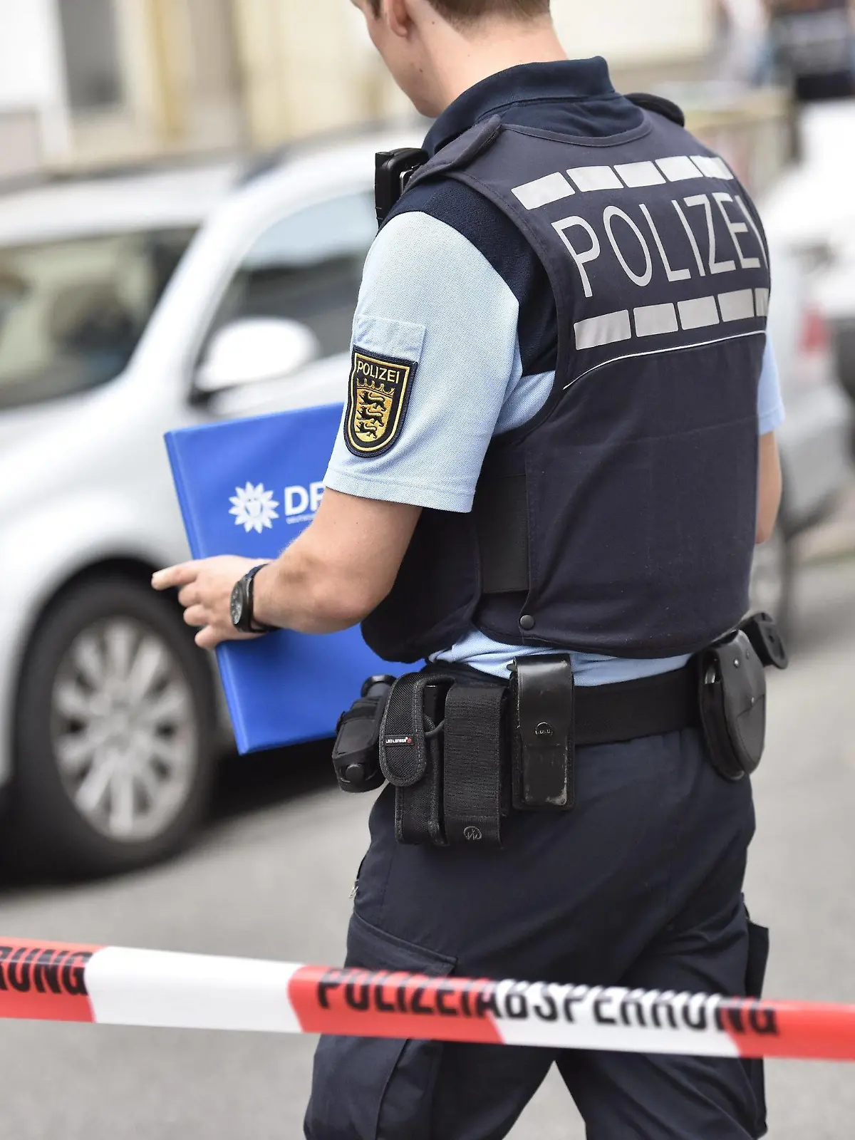 Bildupdate 4 - Bestatter und Spurensicherung am BMW, der den Täter angefahren hat Bildupdate 4 - Bestatter (um 21:10) und Spurensicherung am BMW, der den Täter angefahren hat REUTLINGEN: Kurz vor 16.30 Uhr sind beim Polizeipräsidium Reutlingen mehrere Notrufe eingegangen, dass ein Mann im Bereich des Zentralen Omnibusbahnhof in Streit mit einer Frau geraten sei und diese mit einer Machete verletzt habe. Die Frau erlitt durch den Angriff tötliche Verletzungen. Der Täter konnte aufgrund des raschen Eingreifens der Polizei nur wenige Minuten später in Tatortnähe festgenommen werden. Der Täter verletzte nach dem Angriff eine weitere Frau und einen Mann. Bei dem Tatverdächtigen handelt es sich um einen 21-jährigen Asylbewerber aus Syrien. Er ist polizeibekannt. Nach derzeitigem Kenntnisstand handelt es sich um einen Einzeltäter, eine Gefahr für die Bevölkerung in und um Copyright: 7aktuellx/xOskarxEyb4 Mortician and Spurensicherung at BMW the the Perpetrators approached has  4 Mortician to 21 10 and Spurensicherung at BMW the the Perpetrators approached has Reutlingen short before 16 30 Clock are the Police Bureau Reutlingen several Emergency calls received that a Man in Range the Centres Bus Station in Dispute with a Woman advised Sei and These with a Machete injured have the Woman suffered through the Attack  Injuries the Perpetrators could due the quick  intervention  the Police only few Minutes Later in Tatort close  arrested will the Perpetrators Injured after the Attack a more Woman and a Man at the Suspects , it to to a 21 year Asylum-seekers out Syria he is  after to current  knowledge  , it to to a Individual perpetrators a Danger for the Population in and to Copyright 7aktuellx xOskarxEyb  